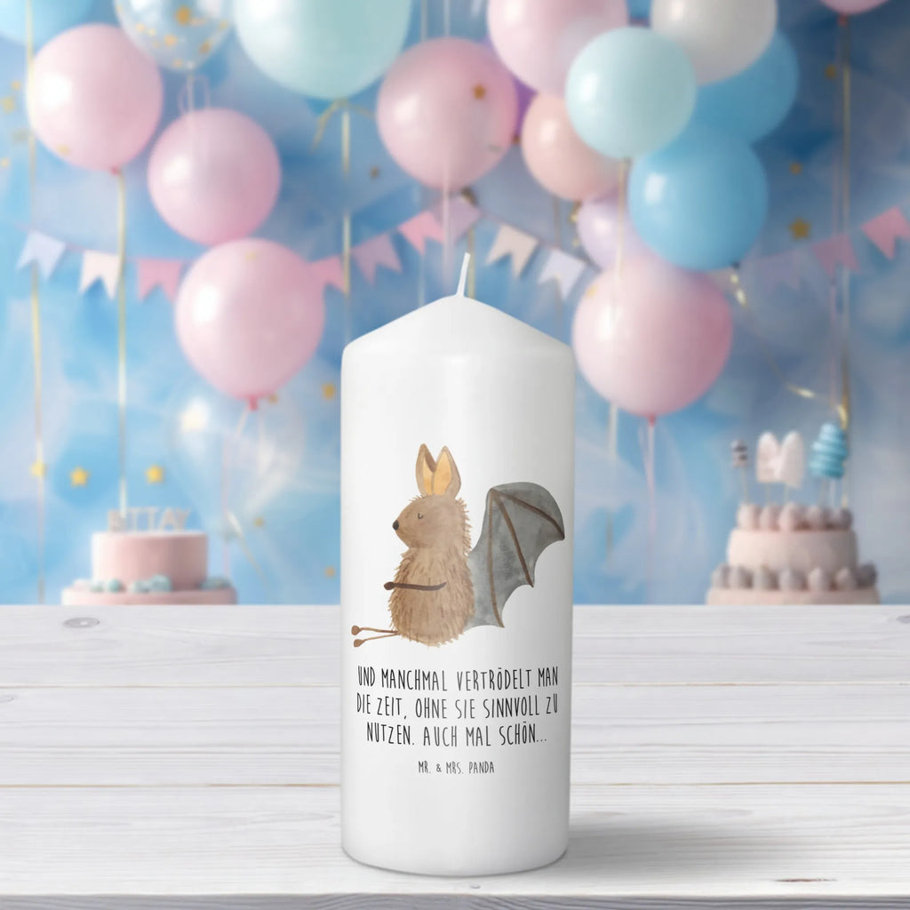 Kerze Fledermaus sitzend Zylinderkerze, Grosse Kerze, Laternenkerze, Blockkerze, Adventskerze, Weihnachtskerze, Schmuckkerze, Osterkerze, Dekorative Kerze, Kommunionskerze, Geburtskerze, Kerze Mit Motiv, Dekokerze, Dinnerkerze, Wachskerze, Geburtstagskerze, Tafelkerze, Kerze Mit Spruch, Stumpenkerze, Tischkerze, Wunschkerze, Erinnerungskerze, Bedruckte Kerze, Erinnerungslicht, Hochzeitskerze, Handgemachte Kerze, Gartenkerze, Gute Laune, Tiermotive, Tiere, Lustige Sprüche, Entspannen, Motivation, Fledermaus, Fledermäuse