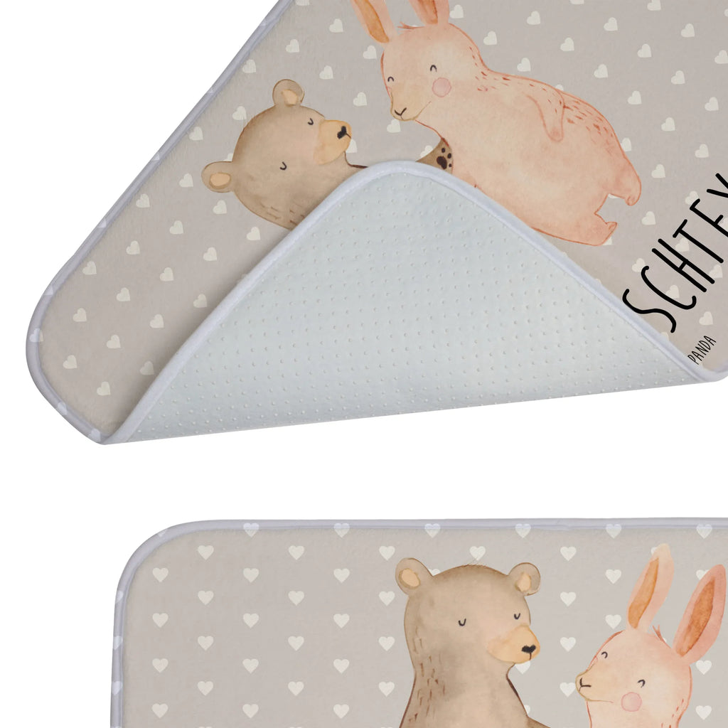 Personalisierte Badematte Bär und Hase Umarmen Badvorleger Mit Namen, Badvorleger Für Dusche Mit Wunschtext, Badvorleger Klein Mit Namen, Bad Fußmatte Personalisiert, Badteppich Mit Wunschtext, Badematte Rutschfest Mit Namen, Badvorleger Vintage Mit Namen, Badematten Set Personalisiert, Badvorleger Für Badewanne Mit Namen, Werbegeschenk mit Text, Badezimmerteppich Personalisiert, Badvorleger Baumwolle Mit Namen, Teppich Fürs Bad Mit Namen, Badvorleger Weiß Mit Namen, Badvorleger Klassisch Mit Wunschtext, Badezimmermatte Mit Wunschtext, Bad Teppich, Badvorleger Mit Initialen, Badvorleger Selbst Gestalten, Badvorleger Modern Mit Namen, Rechteckiger Badvorleger Mit Namen, Duschvorlage, Badgarnitur Mit Wunschtext, Badvorleger Nachhaltig Mit Namen, Personaliserter Badvorleger, Badläufer Mit Namen, Badvorleger Groß Mit Wunschtext, Badvorleger Gäste-WC Personalisiert, Badtextilien, Badvorleger Mikrofaser Personalisiert, Waschbarer Badvorleger Mit Namen, Weicher Badvorleger Mit Wunschtext, Webegeschenk mit Firmennamen, Rutschfester Badvorleger Mit Namen, Badvorleger Design Mit Gravur, Badvorleger Mit Wunschtext, Badvorleger Mit Bestickung, Badematte Mit Namen, Saugfähiger Badvorleger Mit Wunschtext, Badmatte Waschbar Mit Wunschtext, Badezimmer Matte Mit Namen, Badvorleger Schwarz Mit Wunschtext, Badvorleger Mit Gravur, Duschvorleger Mit Namen, Badvorleger Gemustert Mit Wunschtext, Runder Badvorleger Personalisiert, Freundin, Freund, Liebe, Liebesgeschenk, Jahrestag, Verlobung, Partner, Ehemann, Ehefrau, Heiraten, Heiratsantrag, Hocheitstag, Best Friends, Bär, Hase, Bester Freund, Freunde, Bärchen