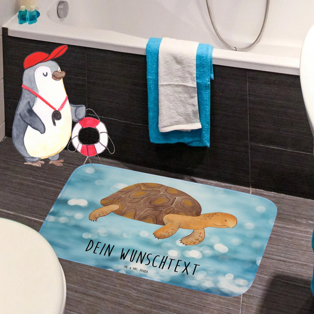 Personalisierter Badvorleger Schildkröte marschiert Webegeschenk mit Firmennamen, Badvorleger Selbst Gestalten, Badezimmerteppich Personalisiert, Badvorleger Mit Namen, Duschvorleger Mit Namen, Waschbarer Badvorleger Mit Namen, Badläufer Mit Namen, Badvorleger Groß Mit Wunschtext, Badvorleger Mit Wunschtext, Werbegeschenk mit Text, Badvorleger Klassisch Mit Wunschtext, Badezimmer Matte Mit Namen, Badvorleger Für Badewanne Mit Namen, Badvorleger Weiß Mit Namen, Badvorleger Gäste-WC Personalisiert, Badvorleger Mit Bestickung, Badvorleger Modern Mit Namen, Badvorleger Vintage Mit Namen, Rutschfester Badvorleger Mit Namen, Badematte Rutschfest Mit Namen, Badvorleger Mikrofaser Personalisiert, Badmatte Waschbar Mit Wunschtext, Teppich Fürs Bad Mit Namen, Badvorleger Nachhaltig Mit Namen, Badezimmermatte Mit Wunschtext, Badvorleger Klein Mit Namen, Badteppich Mit Wunschtext, Badvorleger Für Dusche Mit Wunschtext, Saugfähiger Badvorleger Mit Wunschtext, Badvorleger Mit Initialen, Badematte Mit Namen, Runder Badvorleger Personalisiert, Personaliserter Badvorleger, Badvorleger Schwarz Mit Wunschtext, Badvorleger Gemustert Mit Wunschtext, Badvorleger Design Mit Gravur, Weicher Badvorleger Mit Wunschtext, Bad Fußmatte Personalisiert, Badgarnitur Mit Wunschtext, Badvorleger Baumwolle Mit Namen, Badematten Set Personalisiert, Badvorleger Mit Gravur, Rechteckiger Badvorleger Mit Namen, Meerestiere, Meer, Urlaub, Lieblingsmensch, Reiselust, Schildkröte, Motivation, Neustart, get lost, Schildkröten, Abenteuer, Inspiration