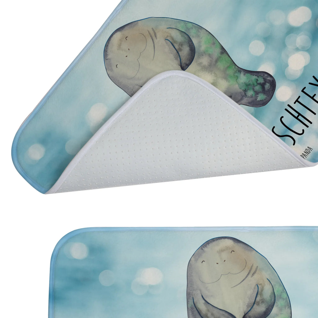 Personalisierter Badvorleger Seekuh happy Rechteckiger Badvorleger Mit Namen, Bad Fußmatte Personalisiert, Waschbarer Badvorleger Mit Namen, Badvorleger Gäste-WC Personalisiert, Badvorleger Gemustert Mit Wunschtext, Badematten Set Personalisiert, Badvorleger Mit Initialen, Badvorleger Groß Mit Wunschtext, Badvorleger Klassisch Mit Wunschtext, Badvorleger Mit Gravur, Badvorleger Mit Bestickung, Badezimmer Matte Mit Namen, Badvorleger Schwarz Mit Wunschtext, Badvorleger Design Mit Gravur, Badvorleger Für Badewanne Mit Namen, Badvorleger Weiß Mit Namen, Badvorleger Vintage Mit Namen, Badvorleger Mit Wunschtext, Badvorleger Modern Mit Namen, Badezimmermatte Mit Wunschtext, Badteppich Mit Wunschtext, Badläufer Mit Namen, Runder Badvorleger Personalisiert, Personaliserter Badvorleger, Teppich Fürs Bad Mit Namen, Badvorleger Nachhaltig Mit Namen, Weicher Badvorleger Mit Wunschtext, Badvorleger Selbst Gestalten, Badvorleger Mikrofaser Personalisiert, Badematte Mit Namen, Badezimmerteppich Personalisiert, Duschvorleger Mit Namen, Webegeschenk mit Firmennamen, Badvorleger Mit Namen, Rutschfester Badvorleger Mit Namen, Werbegeschenk mit Text, Badvorleger Klein Mit Namen, Badematte Rutschfest Mit Namen, Badvorleger Für Dusche Mit Wunschtext, Badmatte Waschbar Mit Wunschtext, Saugfähiger Badvorleger Mit Wunschtext, Badvorleger Baumwolle Mit Namen, Badgarnitur Mit Wunschtext, Meerestiere, Meer, Urlaub, Neustart, Seekuh, Freundin, Neuanfang, Zufrieden, Liebeskummer, Achtsamkeit, Selbstliebe, Respekt, Seekühe