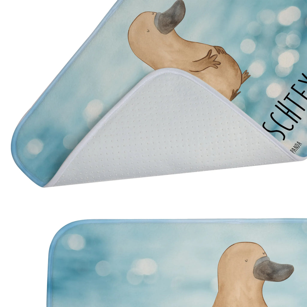 Personalisierter Badvorleger Schnabeltier mutig Werbegeschenk mit Text, Badvorleger Baumwolle Mit Namen, Waschbarer Badvorleger Mit Namen, Badteppich Mit Wunschtext, Badematte Mit Namen, Duschvorleger Mit Namen, Bad Teppich, Badvorleger Klein Mit Namen, Badematte Rutschfest Mit Namen, Badvorleger Weiß Mit Namen, Badgarnitur Mit Wunschtext, Badvorleger Gäste-WC Personalisiert, Badvorleger Mit Bestickung, Duschvorlage, Badematten Set Personalisiert, Badvorleger Nachhaltig Mit Namen, Badvorleger Schwarz Mit Wunschtext, Weicher Badvorleger Mit Wunschtext, Badvorleger Gemustert Mit Wunschtext, Badezimmer Matte Mit Namen, Bad Fußmatte Personalisiert, Badvorleger Modern Mit Namen, Badvorleger Mit Wunschtext, Teppich Fürs Bad Mit Namen, Badvorleger Für Badewanne Mit Namen, Badvorleger Mit Namen, Badezimmermatte Mit Wunschtext, Badvorleger Mit Initialen, Personaliserter Badvorleger, Badläufer Mit Namen, Runder Badvorleger Personalisiert, Badvorleger Vintage Mit Namen, Badezimmerteppich Personalisiert, Badtextilien, Rechteckiger Badvorleger Mit Namen, Badvorleger Groß Mit Wunschtext, Badvorleger Klassisch Mit Wunschtext, Badmatte Waschbar Mit Wunschtext, Badvorleger Mikrofaser Personalisiert, Badvorleger Für Dusche Mit Wunschtext, Saugfähiger Badvorleger Mit Wunschtext, Badvorleger Mit Gravur, Badvorleger Selbst Gestalten, Badvorleger Design Mit Gravur, Webegeschenk mit Firmennamen, Rutschfester Badvorleger Mit Namen, Meer, Urlaub, Meerestiere, Lebensweisheit, Raodtrip, Büro, Training, Schnabeltier, Motivation, Schnabeltiere, Weltreise, Neuanfang, mutig, Arbeit, Mut, Neustart