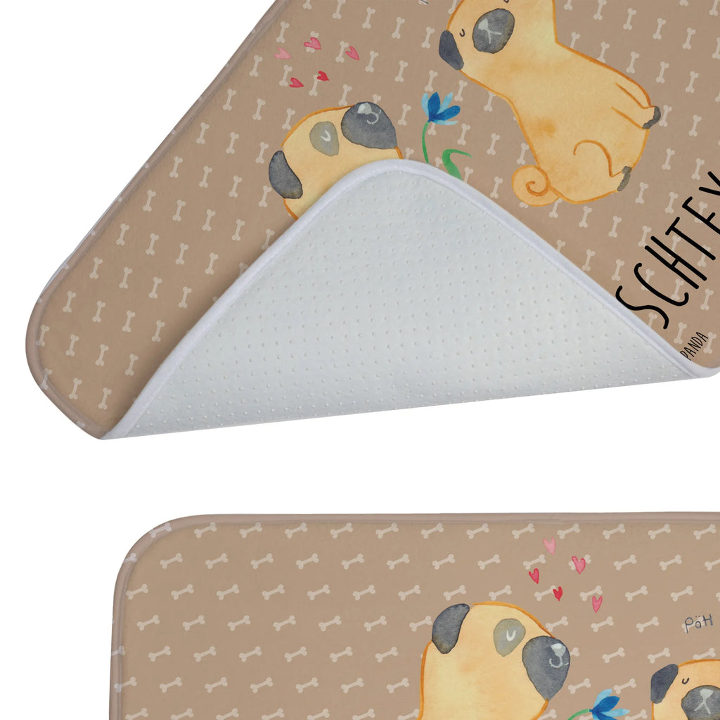 Personalisierte Badematte Mops Verliebt Rechteckiger Badvorleger Mit Namen, Badezimmerteppich Personalisiert, Badläufer Mit Namen, Badvorleger Mit Namen, Badvorleger Selbst Gestalten, Waschbarer Badvorleger Mit Namen, Badvorleger Modern Mit Namen, Werbegeschenk mit Text, Badvorleger Mikrofaser Personalisiert, Badvorleger Baumwolle Mit Namen, Badvorleger Für Dusche Mit Wunschtext, Badvorleger Vintage Mit Namen, Badvorleger Design Mit Gravur, Runder Badvorleger Personalisiert, Badvorleger Groß Mit Wunschtext, Badvorleger Mit Wunschtext, Bad Fußmatte Personalisiert, Personaliserter Badvorleger, Webegeschenk mit Firmennamen, Duschvorleger Mit Namen, Badvorleger Weiß Mit Namen, Badematte Rutschfest Mit Namen, Badgarnitur Mit Wunschtext, Badteppich Mit Wunschtext, Weicher Badvorleger Mit Wunschtext, Badvorleger Für Badewanne Mit Namen, Badvorleger Mit Gravur, Badvorleger Klassisch Mit Wunschtext, Badezimmermatte Mit Wunschtext, Badvorleger Klein Mit Namen, Badvorleger Schwarz Mit Wunschtext, Badvorleger Gäste-WC Personalisiert, Badematten Set Personalisiert, Badvorleger Nachhaltig Mit Namen, Badvorleger Mit Bestickung, Badvorleger Mit Initialen, Badvorleger Gemustert Mit Wunschtext, Badmatte Waschbar Mit Wunschtext, Badezimmer Matte Mit Namen, Rutschfester Badvorleger Mit Namen, Badematte Mit Namen, Saugfähiger Badvorleger Mit Wunschtext, Teppich Fürs Bad Mit Namen, Hund, Hundemotiv, Haustier, Hunderasse, Tierliebhaber, Hundebesitzer, Sprüche, Hundeliebe, Liebesspruch. Verlobt, Geschenk Freund, Liebe, verliebt, Möpse, Mops, Partner