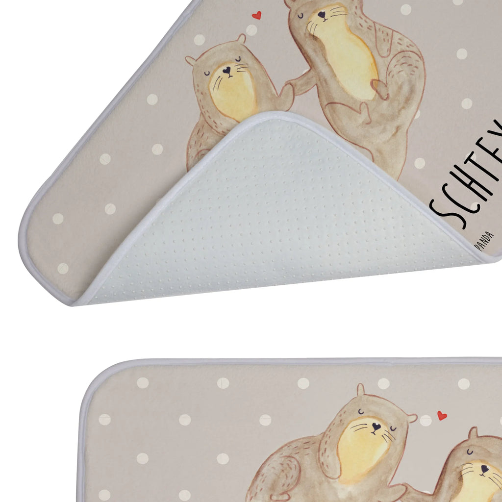 Personalisierter Badvorleger Otter händchenhaltend Teppich Fürs Bad Mit Namen, Badvorleger Mit Bestickung, Badvorleger Für Badewanne Mit Namen, Webegeschenk mit Firmennamen, Badematte Mit Namen, Duschvorlage, Duschvorleger Mit Namen, Badvorleger Mit Wunschtext, Badvorleger Design Mit Gravur, Werbegeschenk mit Text, Badvorleger Selbst Gestalten, Badezimmerteppich Personalisiert, Badvorleger Weiß Mit Namen, Badtextilien, Personaliserter Badvorleger, Badematte Rutschfest Mit Namen, Badvorleger Schwarz Mit Wunschtext, Weicher Badvorleger Mit Wunschtext, Badläufer Mit Namen, Badematten Set Personalisiert, Badvorleger Für Dusche Mit Wunschtext, Saugfähiger Badvorleger Mit Wunschtext, Badvorleger Gäste-WC Personalisiert, Bad Teppich, Rutschfester Badvorleger Mit Namen, Badvorleger Vintage Mit Namen, Rechteckiger Badvorleger Mit Namen, Badmatte Waschbar Mit Wunschtext, Bad Fußmatte Personalisiert, Badvorleger Mit Namen, Badgarnitur Mit Wunschtext, Runder Badvorleger Personalisiert, Badvorleger Nachhaltig Mit Namen, Badvorleger Klassisch Mit Wunschtext, Badvorleger Mikrofaser Personalisiert, Waschbarer Badvorleger Mit Namen, Badteppich Mit Wunschtext, Badvorleger Baumwolle Mit Namen, Badezimmermatte Mit Wunschtext, Badvorleger Klein Mit Namen, Badvorleger Mit Initialen, Badvorleger Modern Mit Namen, Badvorleger Mit Gravur, Badvorleger Groß Mit Wunschtext, Badvorleger Gemustert Mit Wunschtext, Badezimmer Matte Mit Namen, Otter, Fischotter, Seeotter, Otter Seeotter See Otter