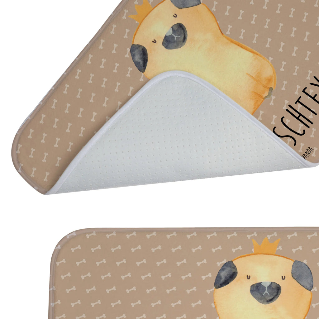 Personalisierter Badvorleger Mops Krone Badezimmer Matte Mit Namen, Badvorleger Mit Wunschtext, Badvorleger Mit Initialen, Personaliserter Badvorleger, Bad Fußmatte Personalisiert, Badvorleger Weiß Mit Namen, Badvorleger Vintage Mit Namen, Saugfähiger Badvorleger Mit Wunschtext, Badvorleger Gemustert Mit Wunschtext, Badmatte Waschbar Mit Wunschtext, Runder Badvorleger Personalisiert, Badvorleger Selbst Gestalten, Badezimmermatte Mit Wunschtext, Werbegeschenk mit Text, Badvorleger Modern Mit Namen, Badematte Mit Namen, Badvorleger Baumwolle Mit Namen, Badematten Set Personalisiert, Badläufer Mit Namen, Teppich Fürs Bad Mit Namen, Badvorleger Mikrofaser Personalisiert, Weicher Badvorleger Mit Wunschtext, Duschvorleger Mit Namen, Badvorleger Nachhaltig Mit Namen, Badgarnitur Mit Wunschtext, Badvorleger Groß Mit Wunschtext, Badvorleger Gäste-WC Personalisiert, Badvorleger Klassisch Mit Wunschtext, Badvorleger Klein Mit Namen, Badematte Rutschfest Mit Namen, Badvorleger Design Mit Gravur, Badvorleger Für Badewanne Mit Namen, Badvorleger Für Dusche Mit Wunschtext, Rutschfester Badvorleger Mit Namen, Badvorleger Mit Bestickung, Badteppich Mit Wunschtext, Webegeschenk mit Firmennamen, Badvorleger Mit Namen, Waschbarer Badvorleger Mit Namen, Rechteckiger Badvorleger Mit Namen, Badvorleger Mit Gravur, Badezimmerteppich Personalisiert, Badvorleger Schwarz Mit Wunschtext, Hund, Hundemotiv, Haustier, Hunderasse, Tierliebhaber, Hundebesitzer, Sprüche, kinderlos, lustig, Hausregel, allergisch, Mops, Hundebesitzer. Spruch