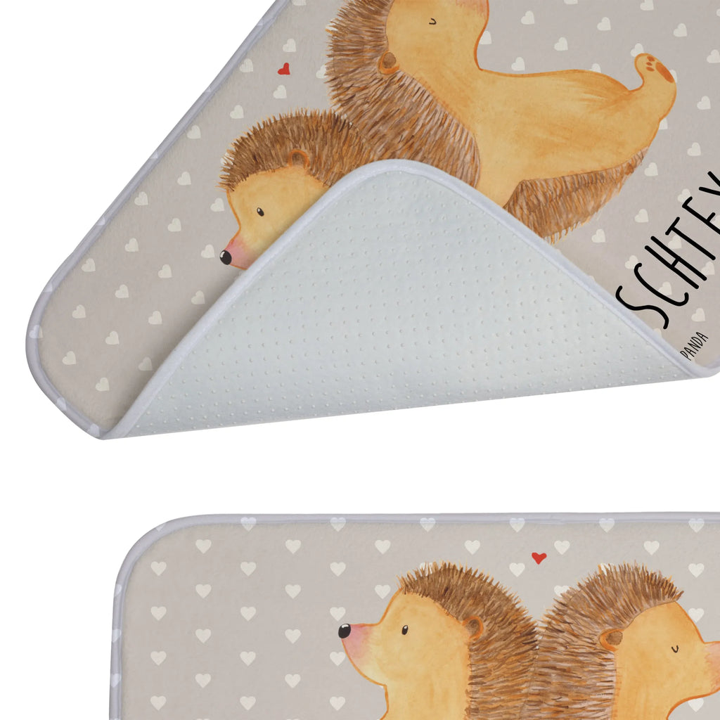 Personalisierter Badvorleger Igel händchenhaltend Personaliserter Badvorleger, Runder Badvorleger Personalisiert, Badezimmerteppich Personalisiert, Rechteckiger Badvorleger Mit Namen, Badvorleger Mit Namen, Badvorleger Für Dusche Mit Wunschtext, Weicher Badvorleger Mit Wunschtext, Badvorleger Klassisch Mit Wunschtext, Badvorleger Für Badewanne Mit Namen, Badvorleger Selbst Gestalten, Badvorleger Gemustert Mit Wunschtext, Rutschfester Badvorleger Mit Namen, Badezimmer Matte Mit Namen, Badematten Set Personalisiert, Badvorleger Design Mit Gravur, Badvorleger Mit Wunschtext, Badvorleger Baumwolle Mit Namen, Bad Fußmatte Personalisiert, Duschvorleger Mit Namen, Badläufer Mit Namen, Badvorleger Vintage Mit Namen, Teppich Fürs Bad Mit Namen, Badvorleger Nachhaltig Mit Namen, Badteppich Mit Wunschtext, Badvorleger Mit Initialen, Werbegeschenk mit Text, Badezimmermatte Mit Wunschtext, Badvorleger Mit Gravur, Badematte Rutschfest Mit Namen, Webegeschenk mit Firmennamen, Badematte Mit Namen, Badvorleger Gäste-WC Personalisiert, Badvorleger Mikrofaser Personalisiert, Badvorleger Groß Mit Wunschtext, Badvorleger Klein Mit Namen, Badgarnitur Mit Wunschtext, Waschbarer Badvorleger Mit Namen, Badvorleger Modern Mit Namen, Badvorleger Schwarz Mit Wunschtext, Saugfähiger Badvorleger Mit Wunschtext, Badvorleger Mit Bestickung, Badvorleger Weiß Mit Namen, Badmatte Waschbar Mit Wunschtext, Liebe, Partner, Freund, Freundin, Ehemann, Ehefrau, Heiraten, Verlobung, Heiratsantrag, Liebesgeschenk, Jahrestag, Hocheitstag, Lieblingsmensch, Liebesbeweis, Igel, Love, Igelliebe, Hand in Hand, Hochzeit, große Liebe, Liebesbotschaft, Gemeinsamkeit, Geschenk für zwei