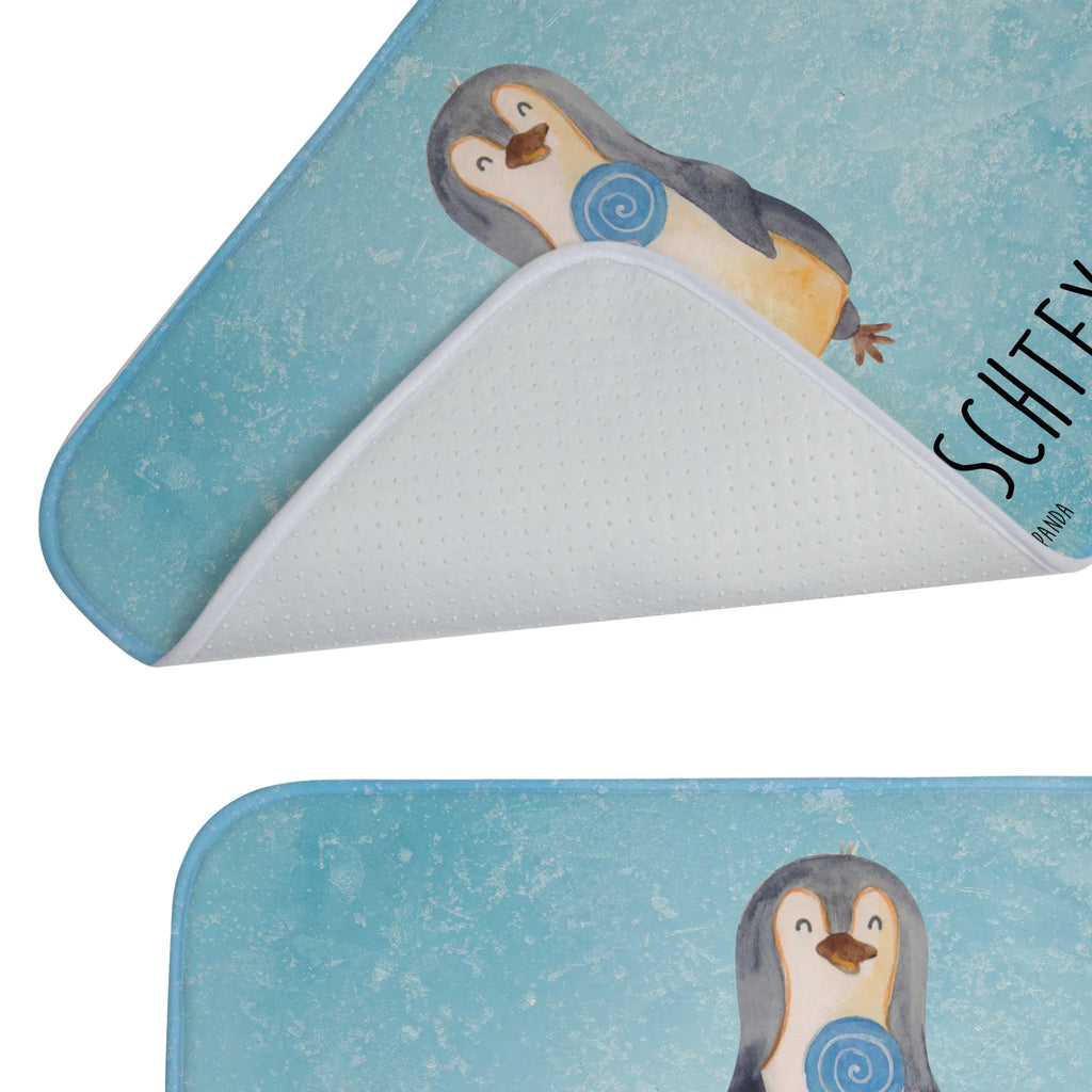 Personalisierte Badematte Pinguin Lolli Badvorleger Mit Initialen, Duschvorleger Mit Namen, Webegeschenk mit Firmennamen, Badematten Set Personalisiert, Badvorleger Modern Mit Namen, Badezimmerteppich Personalisiert, Badezimmermatte Mit Wunschtext, Teppich Fürs Bad Mit Namen, Badvorleger Vintage Mit Namen, Rutschfester Badvorleger Mit Namen, Badvorleger Gäste-WC Personalisiert, Badvorleger Groß Mit Wunschtext, Badvorleger Mikrofaser Personalisiert, Badteppich Mit Wunschtext, Badvorleger Baumwolle Mit Namen, Badvorleger Mit Bestickung, Badvorleger Mit Gravur, Weicher Badvorleger Mit Wunschtext, Bad Fußmatte Personalisiert, Badgarnitur Mit Wunschtext, Badvorleger Mit Namen, Badvorleger Nachhaltig Mit Namen, Badematte Mit Namen, Badvorleger Selbst Gestalten, Badvorleger Mit Wunschtext, Saugfähiger Badvorleger Mit Wunschtext, Badvorleger Design Mit Gravur, Badvorleger Klassisch Mit Wunschtext, Badvorleger Für Dusche Mit Wunschtext, Badläufer Mit Namen, Badvorleger Klein Mit Namen, Badvorleger Gemustert Mit Wunschtext, Werbegeschenk mit Text, Personaliserter Badvorleger, Runder Badvorleger Personalisiert, Rechteckiger Badvorleger Mit Namen, Badezimmer Matte Mit Namen, Badmatte Waschbar Mit Wunschtext, Badvorleger Für Badewanne Mit Namen, Badematte Rutschfest Mit Namen, Waschbarer Badvorleger Mit Namen, Badvorleger Weiß Mit Namen, Badvorleger Schwarz Mit Wunschtext, Pinguin, Pinguine, Blödsinn, Spruch, Rabauke, Süßigkeiten, Rebell, Lolli, Gauner, Ganove