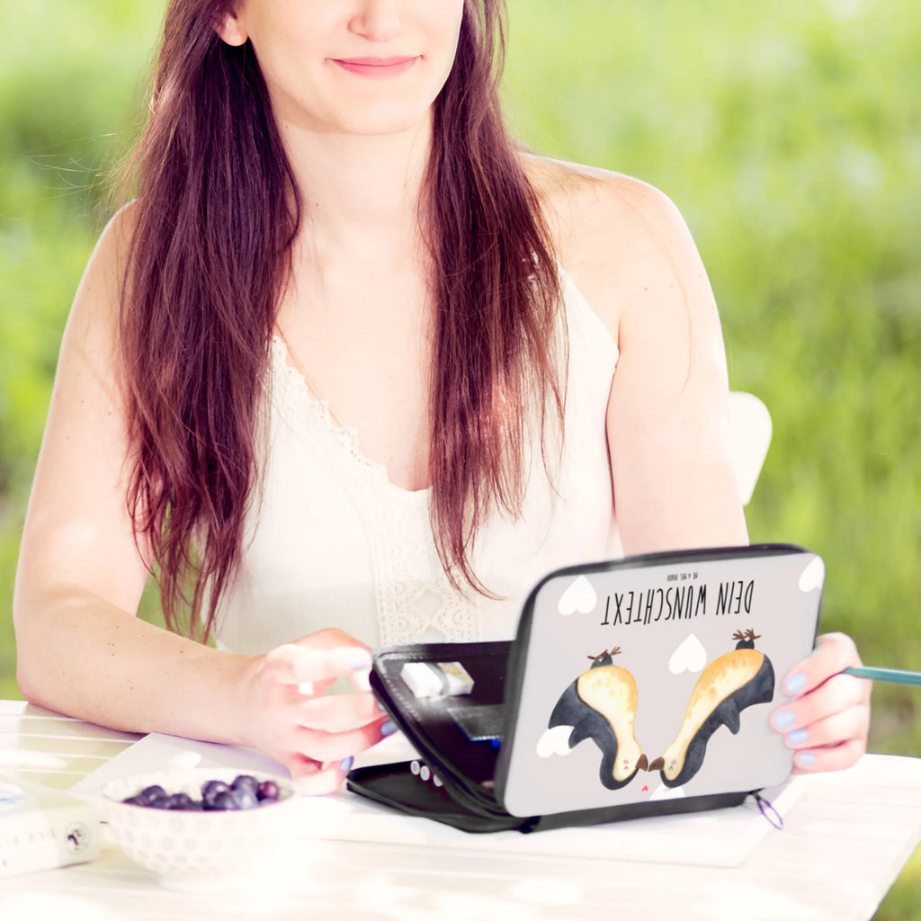 Personalisierte Federmappe Pinguine Kuss Schüler, Büro Stifte Etui, Stifterolle mit Namen, Schülerin, Kind, PersonalisierteS Stifte Etui, Motiv, Geschenk, Personalisierte Stifterolle, Kinder Federmappe, Federmappe Einschulung, PersonalisierteS Federmäppchen, Grundschule, Personalisierte Stiftetasche, Einschulung, Personalisierte Federmappe, Federmäppchen mit Namen, Federmappe mit Namen, Federmäppchen bedruckt, Schule, Bestückte Federmappe, Stiftemappe mit Namen, Liebe, Partner, Freund, Freundin, Ehemann, Ehefrau, Heiraten, Verlobung, Heiratsantrag, Liebesgeschenk, Jahrestag, Hocheitstag, Hochzeitstag, Mitbringsel, für Ehemann, Valentinstag, Liebesbeweis, Geschenk für Freundin, Geschenk für Frauen, Geschenk für Partner, für Männer