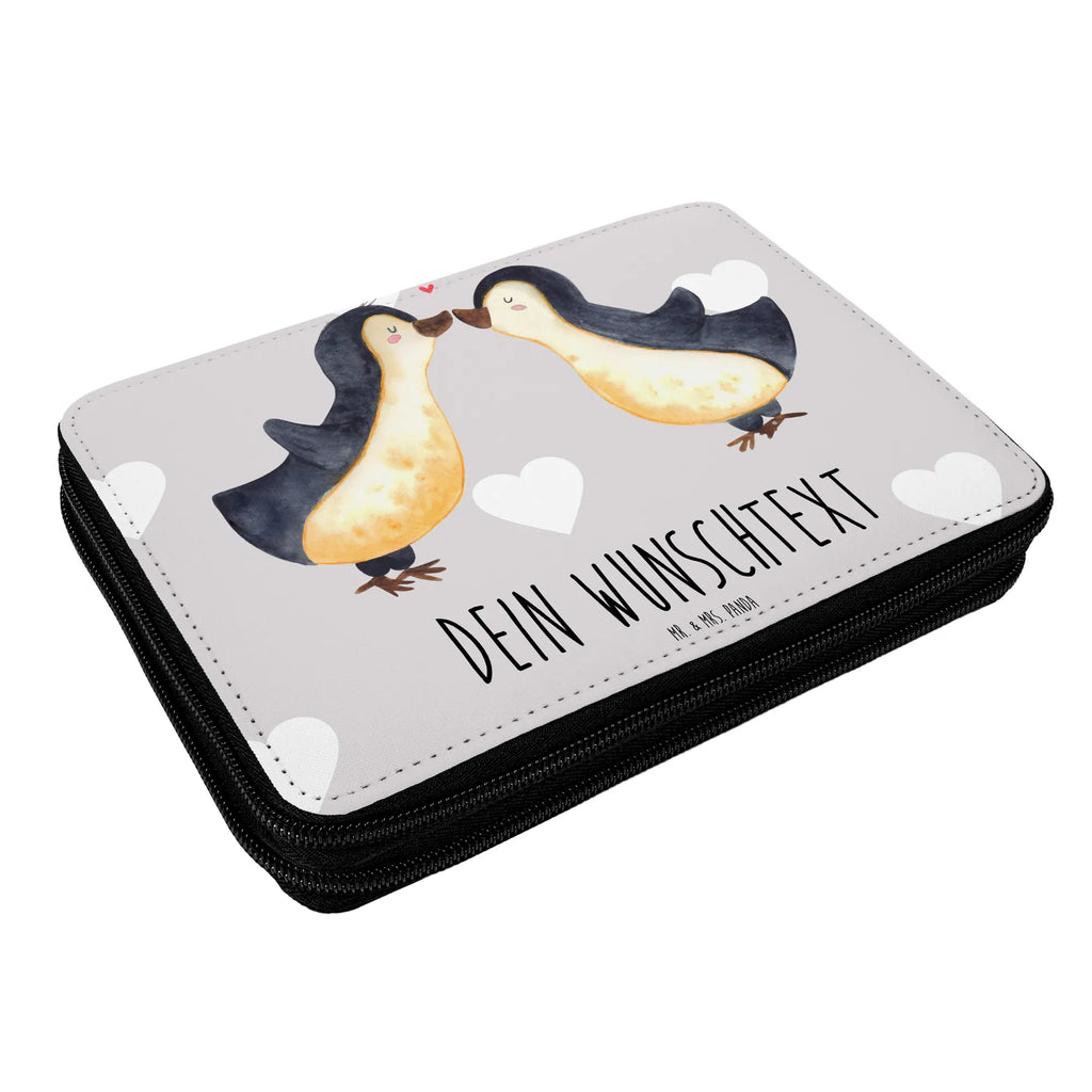 Personalisierte Federmappe Pinguine Kuss Schüler, Büro Stifte Etui, Stifterolle mit Namen, Schülerin, Kind, PersonalisierteS Stifte Etui, Motiv, Geschenk, Personalisierte Stifterolle, Kinder Federmappe, Federmappe Einschulung, PersonalisierteS Federmäppchen, Grundschule, Personalisierte Stiftetasche, Einschulung, Personalisierte Federmappe, Federmäppchen mit Namen, Federmappe mit Namen, Federmäppchen bedruckt, Schule, Bestückte Federmappe, Stiftemappe mit Namen, Liebe, Partner, Freund, Freundin, Ehemann, Ehefrau, Heiraten, Verlobung, Heiratsantrag, Liebesgeschenk, Jahrestag, Hocheitstag, Hochzeitstag, Mitbringsel, für Ehemann, Valentinstag, Liebesbeweis, Geschenk für Freundin, Geschenk für Frauen, Geschenk für Partner, für Männer