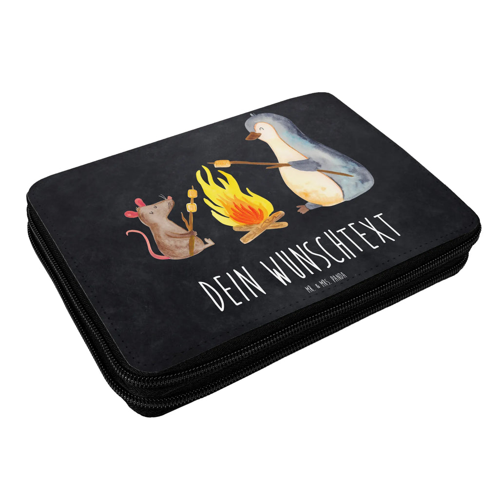Personalisierte Federmappe Pinguin Lagerfeuer Schülerin, Grundschule, Kind, Kinder Federmappe, Einschulung, Personalisierte Stiftetasche, Stifterolle mit Namen, Personalisierte Stifterolle, Büro Stifte Etui, Schule, Bestückte Federmappe, Federmäppchen bedruckt, Stiftemappe mit Namen, Personalisierte Federmappe, Geschenk, Federmappe Einschulung, PersonalisierteS Stifte Etui, Motiv, Federmäppchen mit Namen, Federmappe mit Namen, PersonalisierteS Federmäppchen, Schüler, Pinguin, Büroalltag, grillen, Lebensspruch, Pinguine, Lebensmotivation, Job, Neustart, Leben, Lagerfeuer, Feuer, Maus, Büro, Marshmallows, Liebe, Motivation, Arbeit