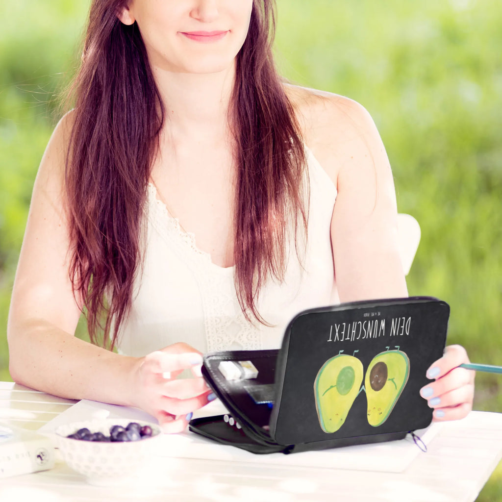 Personalisierte Federmappe Avocado Pärchen Federmäppchen mit Namen, Personalisierte Stiftetasche, Stifterolle mit Namen, Personalisierte Stifterolle, Federmappe mit Namen, PersonalisierteS Stifte Etui, Stiftemappe mit Namen, PersonalisierteS Federmäppchen, Personalisierte Federmappe, Avocado, Veggie, Vegan, Gesund, Avocuddle, Liebe, Schwangerschaft, Avocados, Familie, Hochzeit, Kinder, Babyshower, Babyparty, Geburt