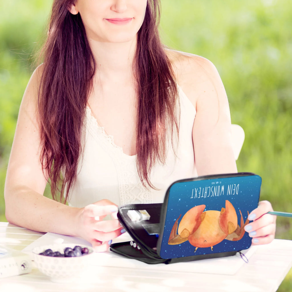 Personalisierte Federmappe Sternzeichen Krebs Grundschule, Büro Stifte Etui, Schülerin, Personalisierte Stiftetasche, Geschenk, Federmäppchen mit Namen, Kind, PersonalisierteS Stifte Etui, Personalisierte Stifterolle, PersonalisierteS Federmäppchen, Stiftemappe mit Namen, Federmappe mit Namen, Stifterolle mit Namen, Einschulung, Personalisierte Federmappe, Federmappe Einschulung, Motiv, Kinder Federmappe, Federmäppchen bedruckt, Bestückte Federmappe, Schule, Schüler, Tierkreiszeichen, Sternzeichen, Horoskop, Astrologie, Aszendent, Meerestier, Krabbe, Krebse, Krebs Sternzeichen, Geschenk Meer, Geburtstag Juni, Geschenk Juli, Geburtstag Juli, Krebs Geschenk, Geschenk Juni