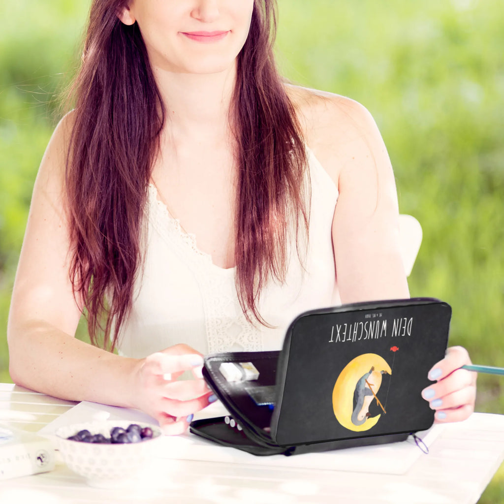 Personalisierte Federmappe Pinguin Mond PersonalisierteS Stifte Etui, PersonalisierteS Federmäppchen, Personalisierte Federmappe, Personalisierte Stiftetasche, Federmäppchen mit Namen, Federmappe mit Namen, Personalisierte Stifterolle, Stifterolle mit Namen, Stiftemappe mit Namen, Pinguin, Einschlafen, Gästezimmer, Schlafzimmer, Spruch, Nachtruhe, Pinguine, schlafen, Schlafstörungen