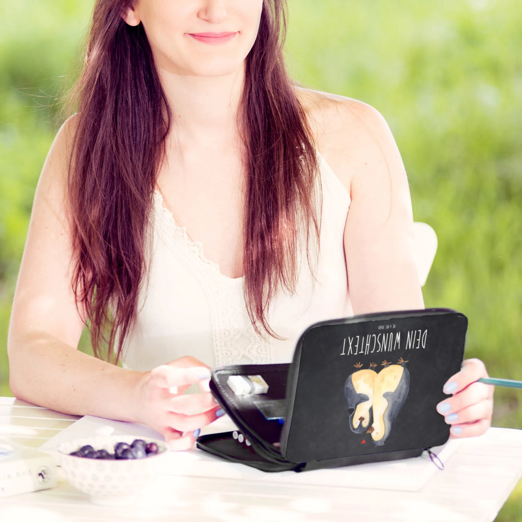 Personalised leather folder Penguin embrace Einschulung, Grundschule, Kinder Federmappe, PersonalisierteS Stifte Etui, Federmappe Einschulung, PersonalisierteS Federmäppchen, Schule, Federmäppchen mit Namen, Federmäppchen bedruckt, Motiv, Kind, Bestückte Federmappe, Personalisierte Stiftetasche, Geschenk, Personalisierte Stifterolle, Personalisierte Federmappe, Stifterolle mit Namen, Schülerin, Federmappe mit Namen, Schüler, Stiftemappe mit Namen, Büro Stifte Etui, Pinguin, Liebesgeschenk, Liebesbeweis, Liebe, Verlobung, Hochzeitstag, Hochzeitsgeschenk, Liebespaar, Hochzeit, Jahrestag