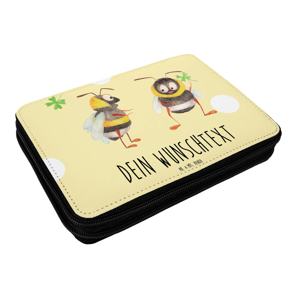 Personalisierte Federmappe Hummeln mit Kleeblatt Federmappe Einschulung, Kinder Federmappe, Einschulung, Schüler, Grundschule, Federmäppchen bedruckt, Personalisierte Federmappe, Büro Stifte Etui, Personalisierte Stiftetasche, Schule, Geschenk, Schülerin, Federmäppchen mit Namen, Motiv, PersonalisierteS Federmäppchen, Personalisierte Stifterolle, Bestückte Federmappe, Stifterolle mit Namen, Stiftemappe mit Namen, Federmappe mit Namen, PersonalisierteS Stifte Etui, Kind, Tiermotive, Gute Laune, lustige Sprüche, Tiere, Biene Deko, Biene, Spruch fröhlich, glücklich werden, Spruch schön, glücklich sein, Hummel, Spruch positiv