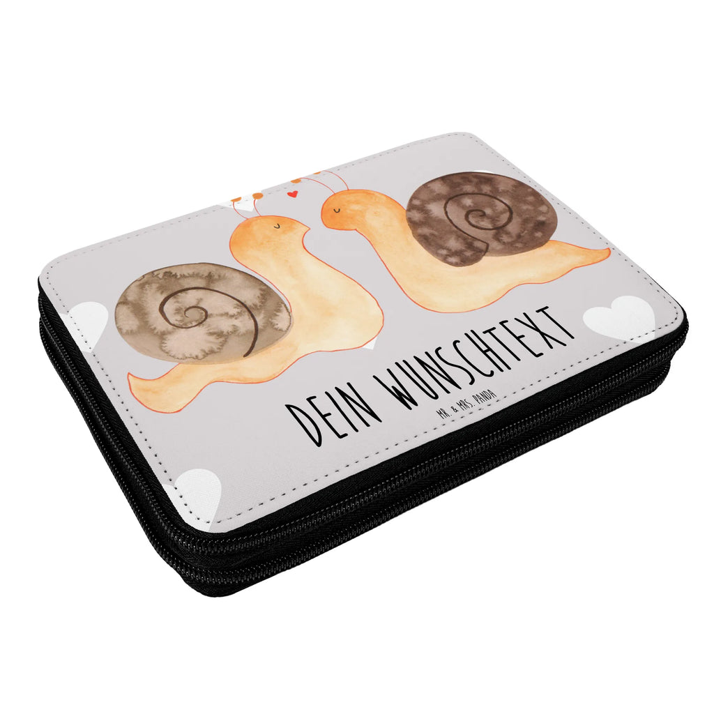 Personalisierte Federmappe Schnecken Liebe Einschulung, PersonalisierteS Stifte Etui, Federmappe Einschulung, Stifterolle mit Namen, Personalisierte Federmappe, Stiftemappe mit Namen, Federmäppchen bedruckt, Bestückte Federmappe, Büro Stifte Etui, Kinder Federmappe, Motiv, Schülerin, Kind, Federmappe mit Namen, Grundschule, PersonalisierteS Federmäppchen, Geschenk, Schüler, Schule, Personalisierte Stiftetasche, Personalisierte Stifterolle, Federmäppchen mit Namen, Liebe, Partner, Freund, Freundin, Ehemann, Ehefrau, Heiraten, Verlobung, Heiratsantrag, Liebesgeschenk, Jahrestag, Hocheitstag