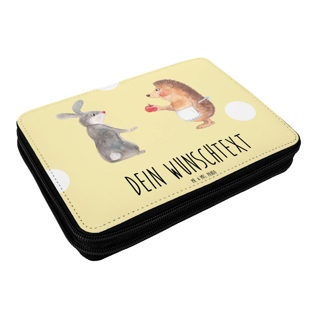 Personalisierte Federmappe Liebe ist nie ohne Schmerz Personalisierte Federmappe, Personalisierte Stiftetasche, Personalisierte Stifterolle, Federmappe mit Namen, PersonalisierteS Federmäppchen, Federmäppchen mit Namen, PersonalisierteS Stifte Etui, Stifterolle mit Namen, Stiftemappe mit Namen, Lustige Sprüche, Tiere, Tiermotive, Gute Laune, Hase, Liebe Spruch, Liebeskummer Geschenk, Igel, Trennungsschmerz, Trösten, Igel und Hase, Herzschmerz, Spruch Romantisch