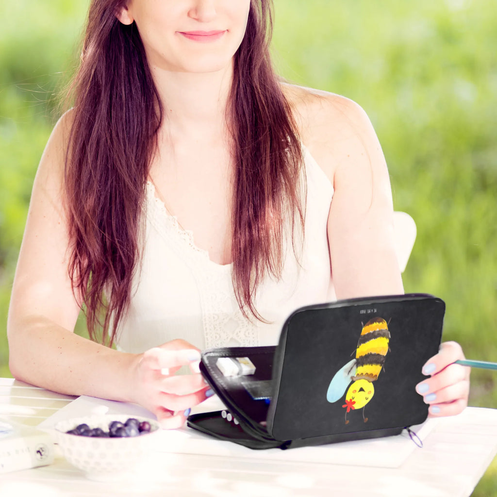 Leather folder bee happy Schulmäppchen, Stiftemappe, Stifte Etui, Schlampermäppchen, Buntstiftmäppchen, Malmappe, Buntstiftetui, Bleistiftetui, Schreibmappe, Stifteetui, Schuletui, Stiftebeutel, Federmappe Set, Federmäppchen, Farbstiftetui, Bleistift Etui, Schreibetui, Schüleretui, Stiftetasche, Etui für Stifte, Zeichenetui, Mäppchen, Federtasche, Biene, Wespe, Hummel