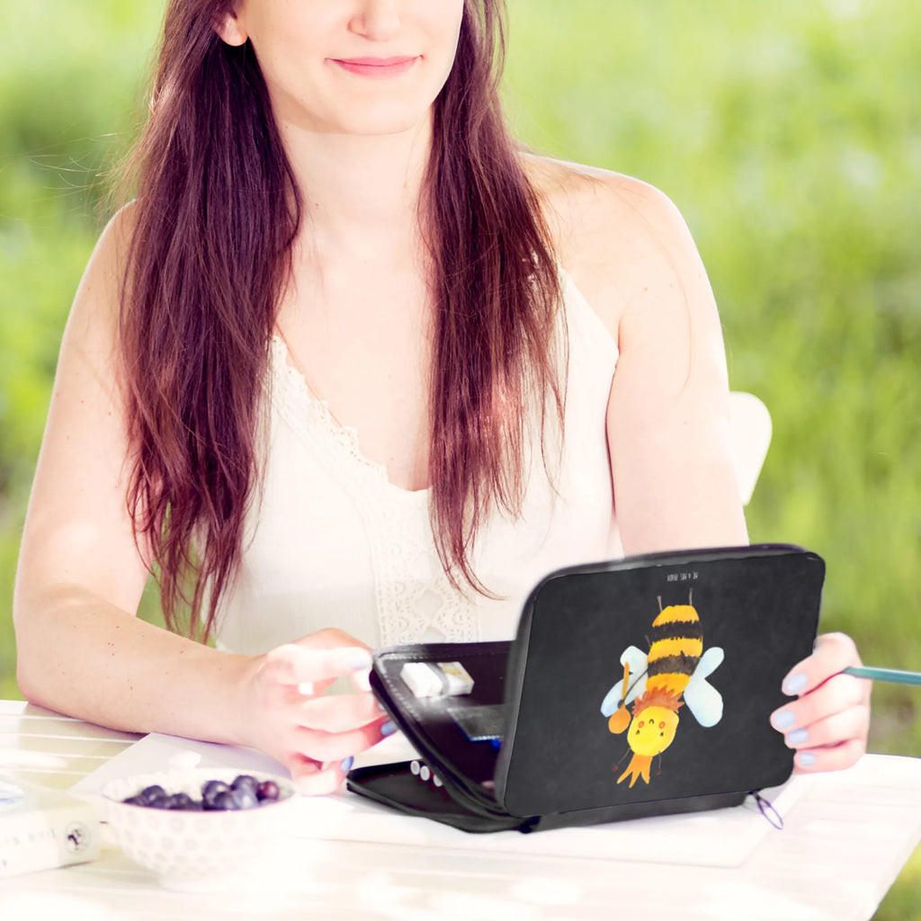 Leather folder bee king Einschulung, Bestückte Federmappe, Stifterolle, Federmappe, Kind, Motiv, Geschenk, Grundschule, Schülerin, Stiftetasche, Federmäppchen bedruckt, Schüler, Schule, Büro Stifte Etui, Kinder Federmappe, Federmappe Einschulung, Federmäppchen, Stifte Etui, Biene, Wespe, Hummel