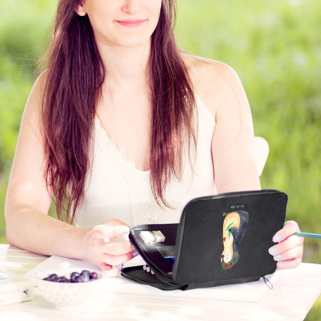 Federmappe Pinguin Blumen Federmäppchen bedruckt, Stifte Etui, Geschenk, Motiv, Stiftetasche, Stifterolle, Kind, Grundschule, Schüler, Federmappe Einschulung, Einschulung, Federmappe, Federmäppchen, Kinder Federmappe, Büro Stifte Etui, Bestückte Federmappe, Schülerin, Schule, Pinguin, Ziele, Universum, Geschenkidee, Lebensziele, Pinguine, Liebeskummer, Leben, Motivation, Lebenslust, Wünsche, Blumenkranz