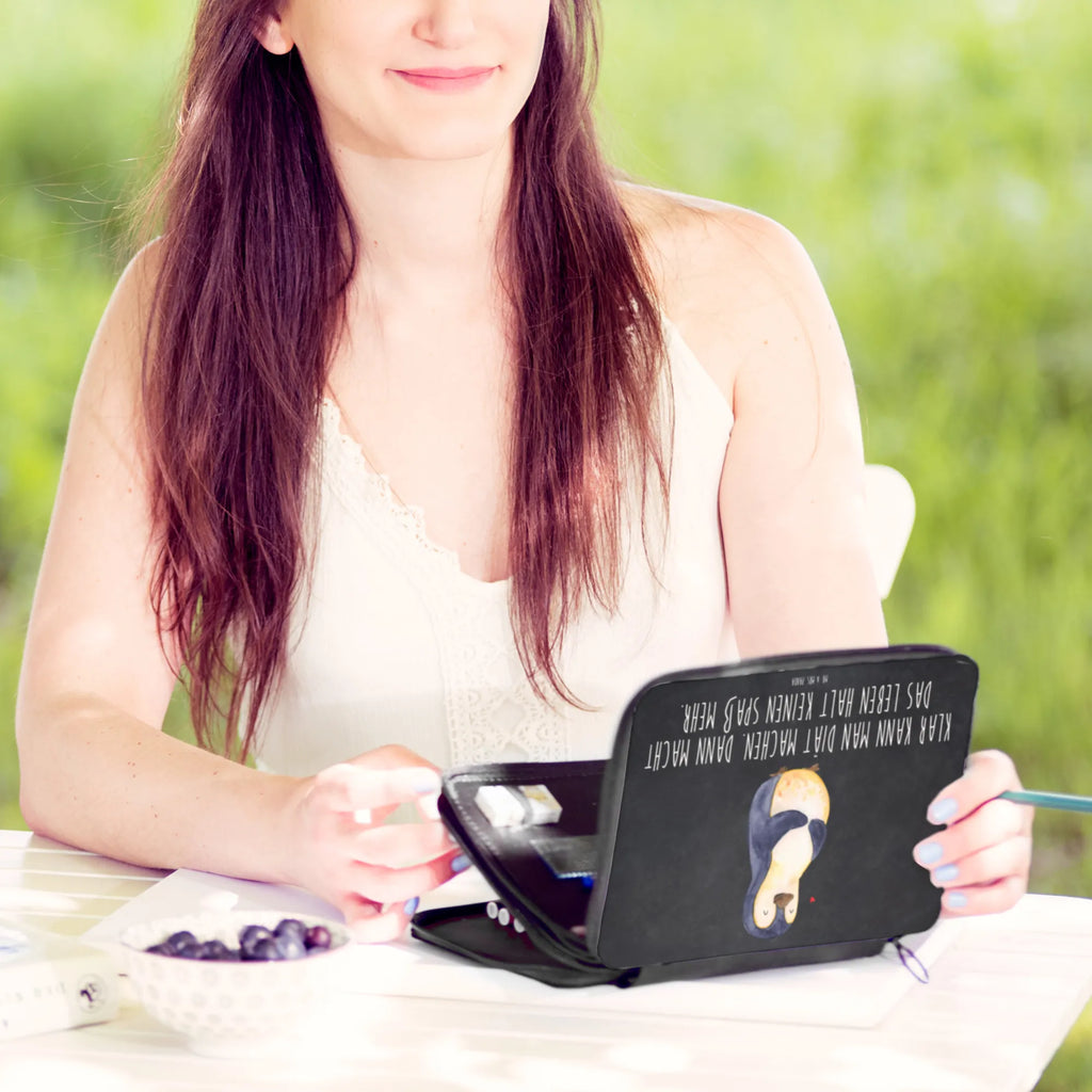 Leather folder Penguin diet Schülerin, Stifte Etui, Schüler, Büro Stifte Etui, Stifterolle, Federmäppchen, Federmappe Einschulung, Schule, Federmäppchen bedruckt, Kind, Motiv, Federmappe, Grundschule, Bestückte Federmappe, Einschulung, Geschenk, Kinder Federmappe, Stiftetasche, Pinguin, Gewicht, Selbstrespekt, Abnehmen, Abspecken, Motivation, Selbstliebe, Diät, Körperliebe, Pinguine