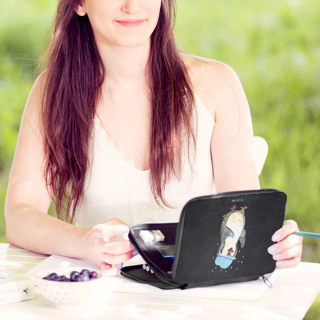 Leather folder Penguin have a shower Stiftetasche, Motiv, Federmappe Einschulung, Stifte Etui, Federmäppchen, Kind, Büro Stifte Etui, Geschenk, Einschulung, Schule, Federmappe, Schülerin, Federmäppchen bedruckt, Kinder Federmappe, Schüler, Grundschule, Bestückte Federmappe, Stifterolle, Pinguin, Pinguine, Neuanfang, Dusche, Lebensmotto, duschen, Neustart, glücklich sein, Motivation