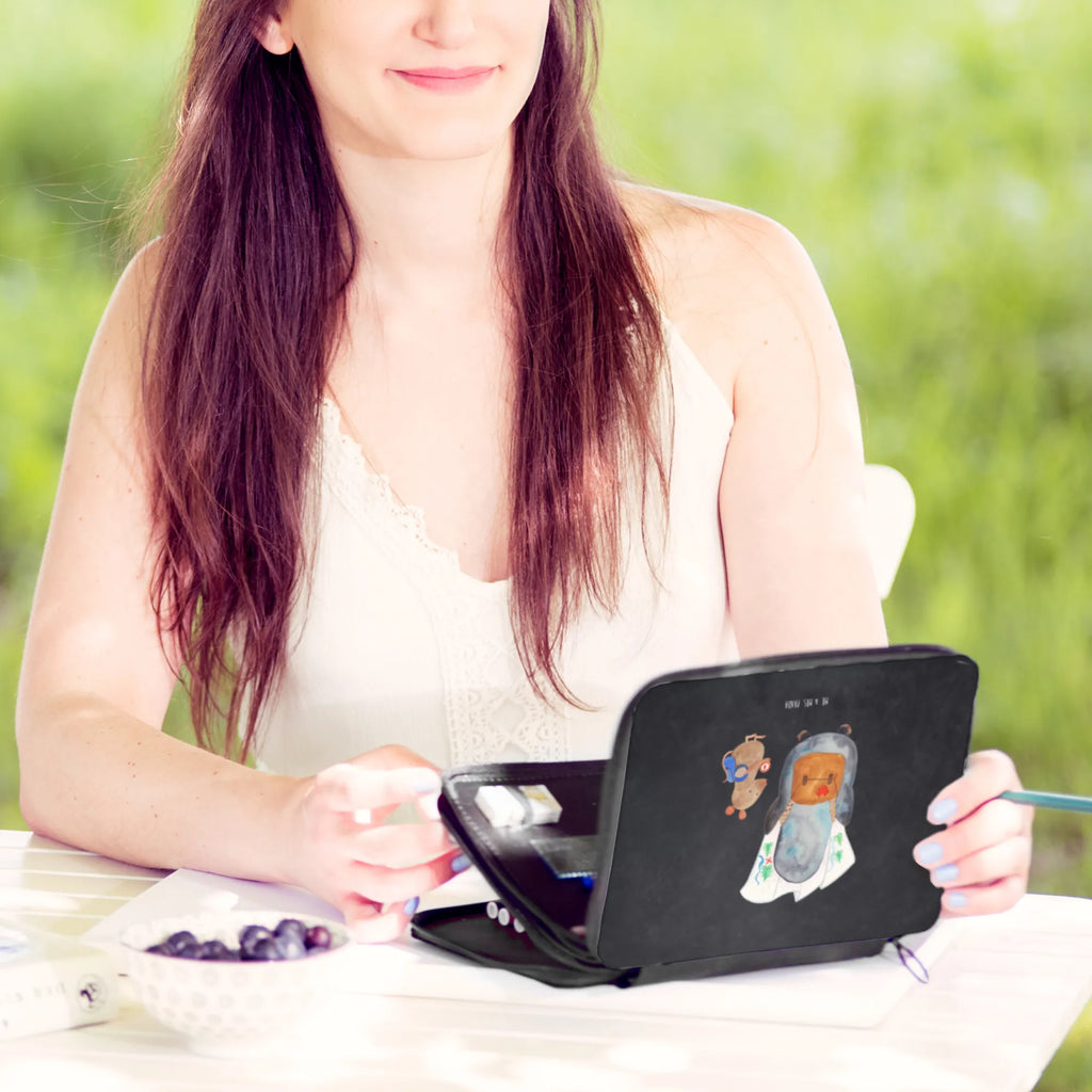 Leather folder Penguin & Mouse Hiker Büro Stifte Etui, Federmappe Einschulung, Stiftetasche, Federmäppchen bedruckt, Geschenk, Schüler, Schule, Stifterolle, Kind, Federmäppchen, Federmappe, Einschulung, Stifte Etui, Schülerin, Kinder Federmappe, Bestückte Federmappe, Motiv, Grundschule, Pinguin, Pinguine, Wanderlust, Abenteurer, Abenteuer, wandern, Roadtrip, Ausflug