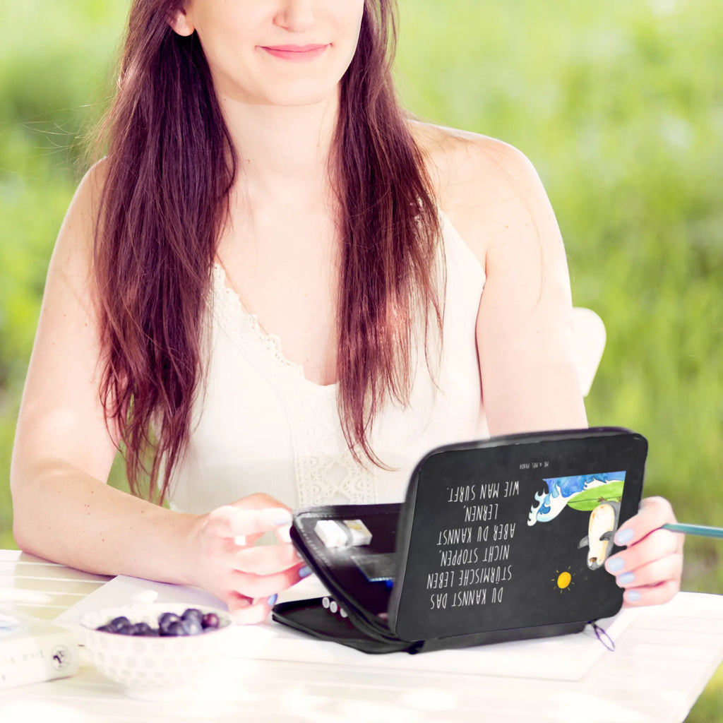 Leather folder Penguin surfer Kinder Federmappe, Büro Stifte Etui, Federmappe Einschulung, Geschenk, Stifterolle, Schülerin, Kind, Grundschule, Federmäppchen bedruckt, Schüler, Federmäppchen, Motiv, Schule, Stiftetasche, Bestückte Federmappe, Stifte Etui, Einschulung, Federmappe, Pinguin, Urlaub, Hawaii, Portugal, Surfer, Wellen, Wellen reiten, Pinguine, surfen