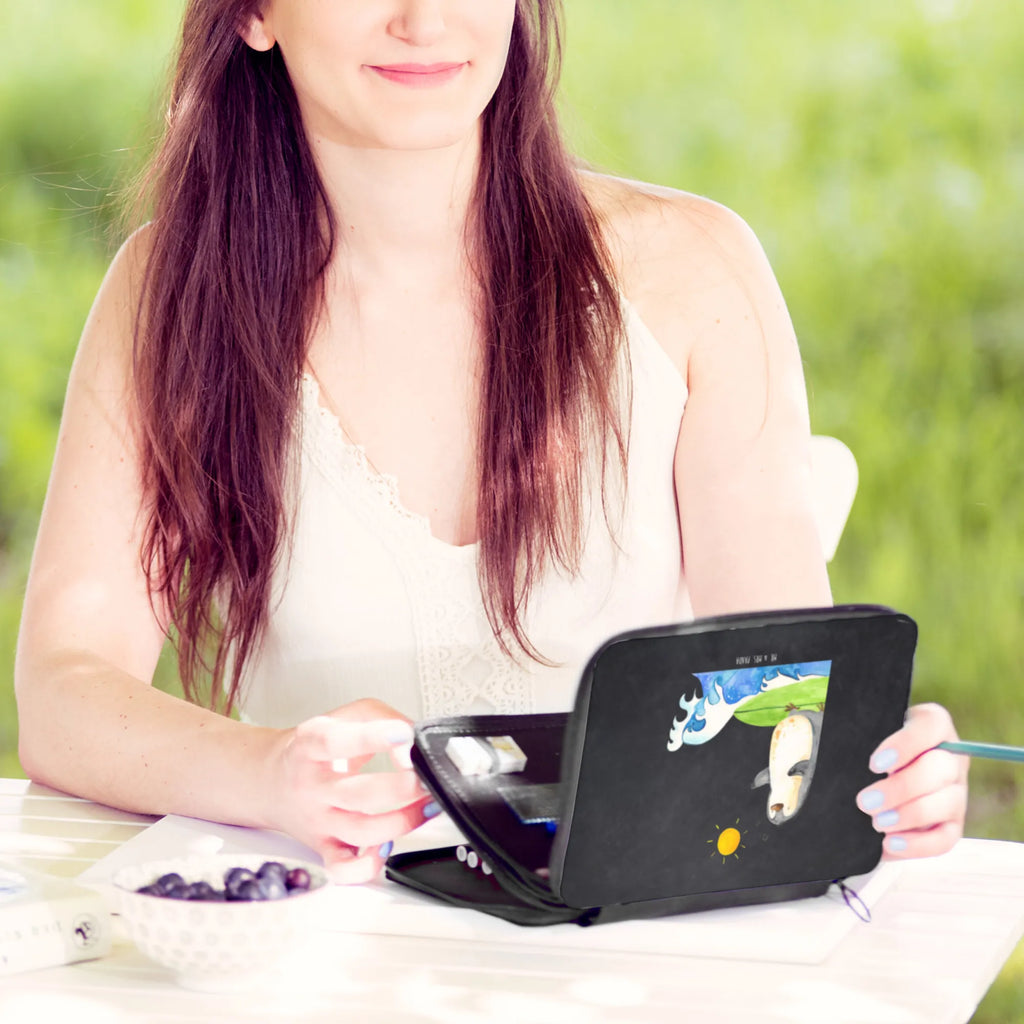 Leather folder Penguin surfer Kinder Federmappe, Büro Stifte Etui, Federmappe Einschulung, Geschenk, Stifterolle, Schülerin, Kind, Grundschule, Federmäppchen bedruckt, Schüler, Federmäppchen, Motiv, Schule, Stiftetasche, Bestückte Federmappe, Stifte Etui, Einschulung, Federmappe, Pinguin, Urlaub, Hawaii, Portugal, Surfer, Wellen, Wellen reiten, Pinguine, surfen