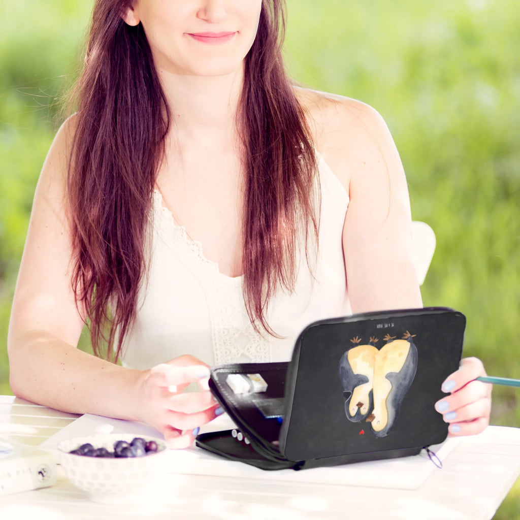 Leather folder Penguin embrace Mäppchen, Malmappe, Etui für Stifte, Stiftebeutel, Buntstiftmäppchen, Federmappe Set, Schüleretui, Farbstiftetui, Bleistift Etui, Schlampermäppchen, Stifte Etui, Stiftemappe, Zeichenetui, Bleistiftetui, Schulmäppchen, Buntstiftetui, Schreibetui, Schuletui, Federmäppchen, Stifteetui, Schreibmappe, Federtasche, Stiftetasche, Pinguin, Liebe, Hochzeitstag, Verlobung, Jahrestag, Liebesgeschenk, Hochzeitsgeschenk, Liebesbeweis, Liebespaar, Hochzeit