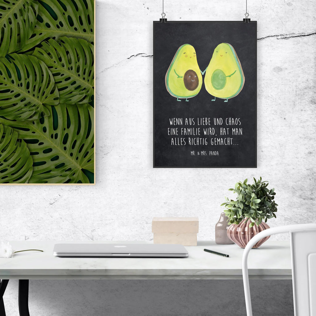 Poster Avocado Pärchen Küchenposter, Mr. & Mrs. Panda Poster, Raumdekoration, Designposter, Posterdruck, Poster, Kunstdruck, Wanddeko, Wanddekoration, Wanddeko Bild, Bild, Kinderposter, Handgemaltes Poster, Wandposter, Avocado, Veggie, Vegan, Gesund, Avocuddle, Babyparty, Geburt, Kinder, Avocados, Babyshower, Familie, Liebe, Schwangerschaft, Hochzeit