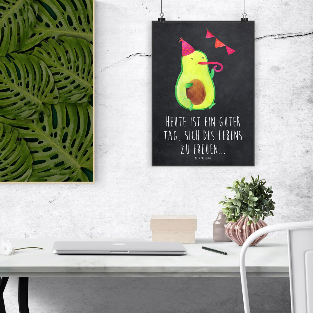 Poster Avocado Party Poster, Handgemaltes Poster, Bild, Kunstdruck, Wanddeko Bild, Posterdruck, Küchenposter, Wandposter, Mr. & Mrs. Panda Poster, Wanddekoration, Kinderposter, Designposter, Wanddeko, Raumdekoration, Avocado, Veggie, Vegan, Gesund, Happy Birthday, Avocados, Schulabschluss, Party, Abschluss, Firmenfeier, Abi, Jahrestag, Prüfung, Jubiläum, Feier, Geburtstag, Feierei, Bestanden, Lieblingstag, Klassenfeier, Geburtstagsfeier, Abifeier