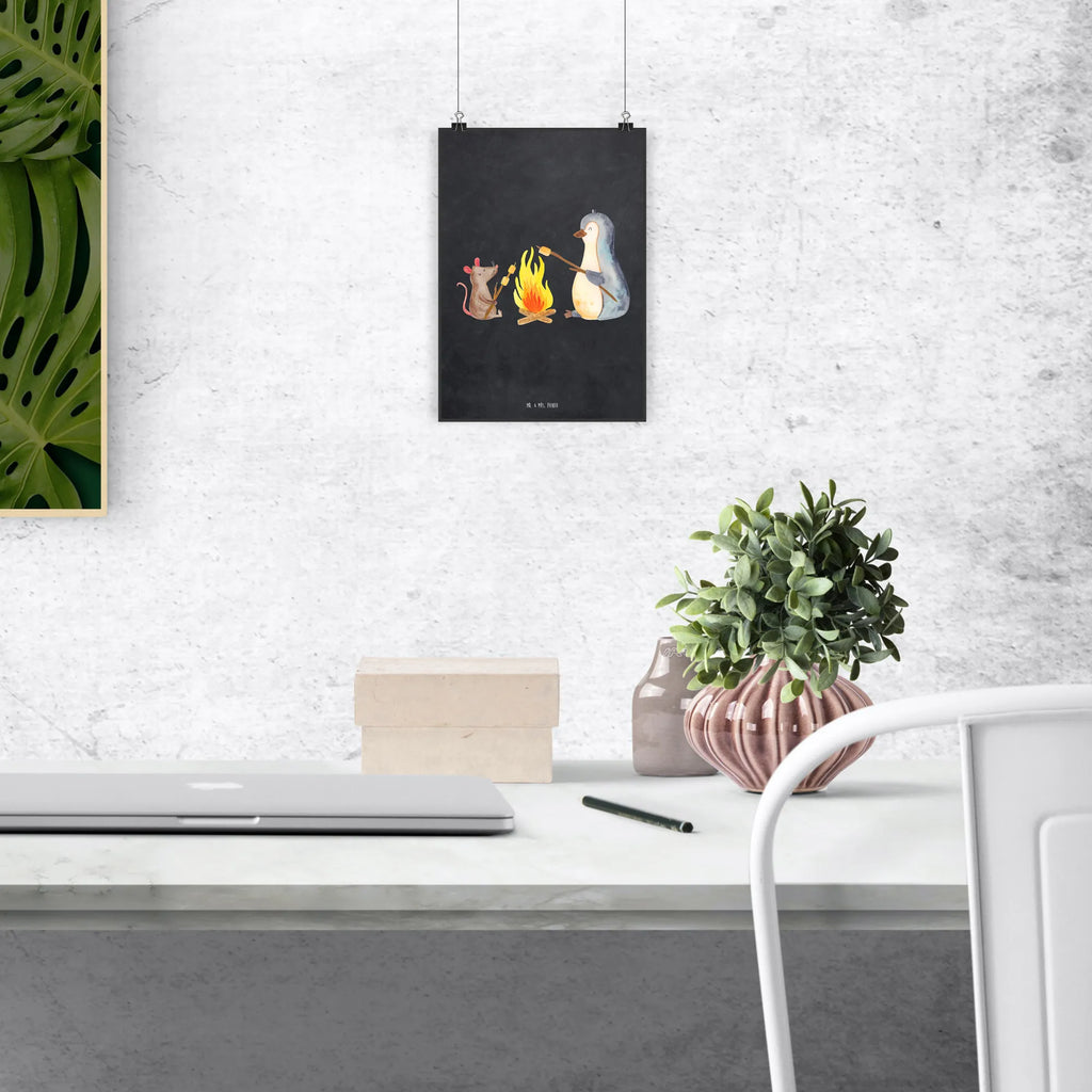 Poster Penguin campfire wandkunst, Posterdruck, kunst für die wand, wanddruck, grafikposter, Wandbild, drucke, Mr. & Mrs. Panda Poster, kunstposter, Wandposter, Kunstdruck, Bild für Wand, wanddeko, Wanddeko Bild, kunstdruck poster, Deko Bild, Bild, Plakat, Poster, Designposter, Wanddekoration, Wandschmuck, Pinguin, Job, Büro, Neustart, Motivation, Marshmallows, Arbeit, Maus, Lagerfeuer, Lebensmotivation, Feuer, Lebensspruch, Leben, Büroalltag, Liebe, Grillen, Pinguine