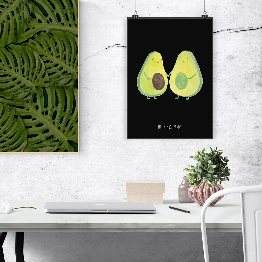 Poster Avocado Pärchen Küchenposter, Mr. & Mrs. Panda Poster, Raumdekoration, Designposter, Posterdruck, Poster, Kunstdruck, Wanddeko, Wanddekoration, Wanddeko Bild, Bild, Kinderposter, Handgemaltes Poster, Wandposter, Avocado, Veggie, Vegan, Gesund, Avocuddle, Babyparty, Geburt, Kinder, Avocados, Babyshower, Familie, Liebe, Schwangerschaft, Hochzeit