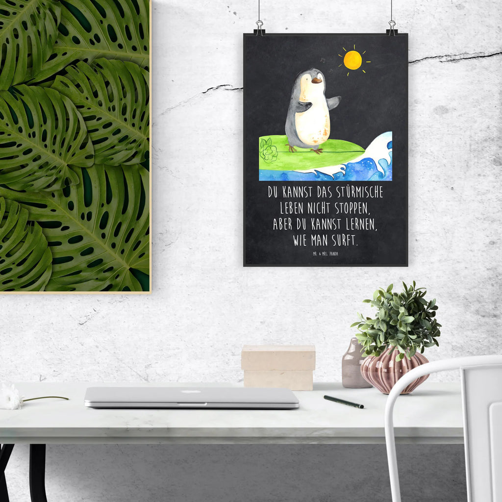Poster Pinguin Surfer Wanddeko, Wanddekoration, Handgemaltes Poster, Kinderposter, Designposter, Raumdekoration, Poster, Bild, Küchenposter, Posterdruck, Wanddeko Bild, Kunstdruck, Wandposter, Mr. & Mrs. Panda Poster, Pinguin, Surfer, Urlaub, Portugal, surfen, Wellen, Hawaii, Pinguine, Wellen reiten