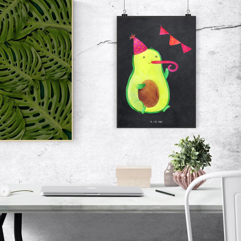 Poster Avocado Party Poster, Handgemaltes Poster, Bild, Kunstdruck, Wanddeko Bild, Posterdruck, Küchenposter, Wandposter, Mr. & Mrs. Panda Poster, Wanddekoration, Kinderposter, Designposter, Wanddeko, Raumdekoration, Avocado, Veggie, Vegan, Gesund, Happy Birthday, Avocados, Schulabschluss, Party, Abschluss, Firmenfeier, Abi, Jahrestag, Prüfung, Jubiläum, Feier, Geburtstag, Feierei, Bestanden, Lieblingstag, Klassenfeier, Geburtstagsfeier, Abifeier