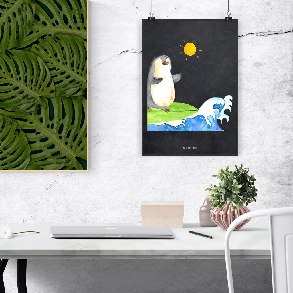Poster Pinguin Surfer Wanddeko, Wanddekoration, Handgemaltes Poster, Kinderposter, Designposter, Raumdekoration, Poster, Bild, Küchenposter, Posterdruck, Wanddeko Bild, Kunstdruck, Wandposter, Mr. & Mrs. Panda Poster, Pinguin, Surfer, Urlaub, Portugal, surfen, Wellen, Hawaii, Pinguine, Wellen reiten
