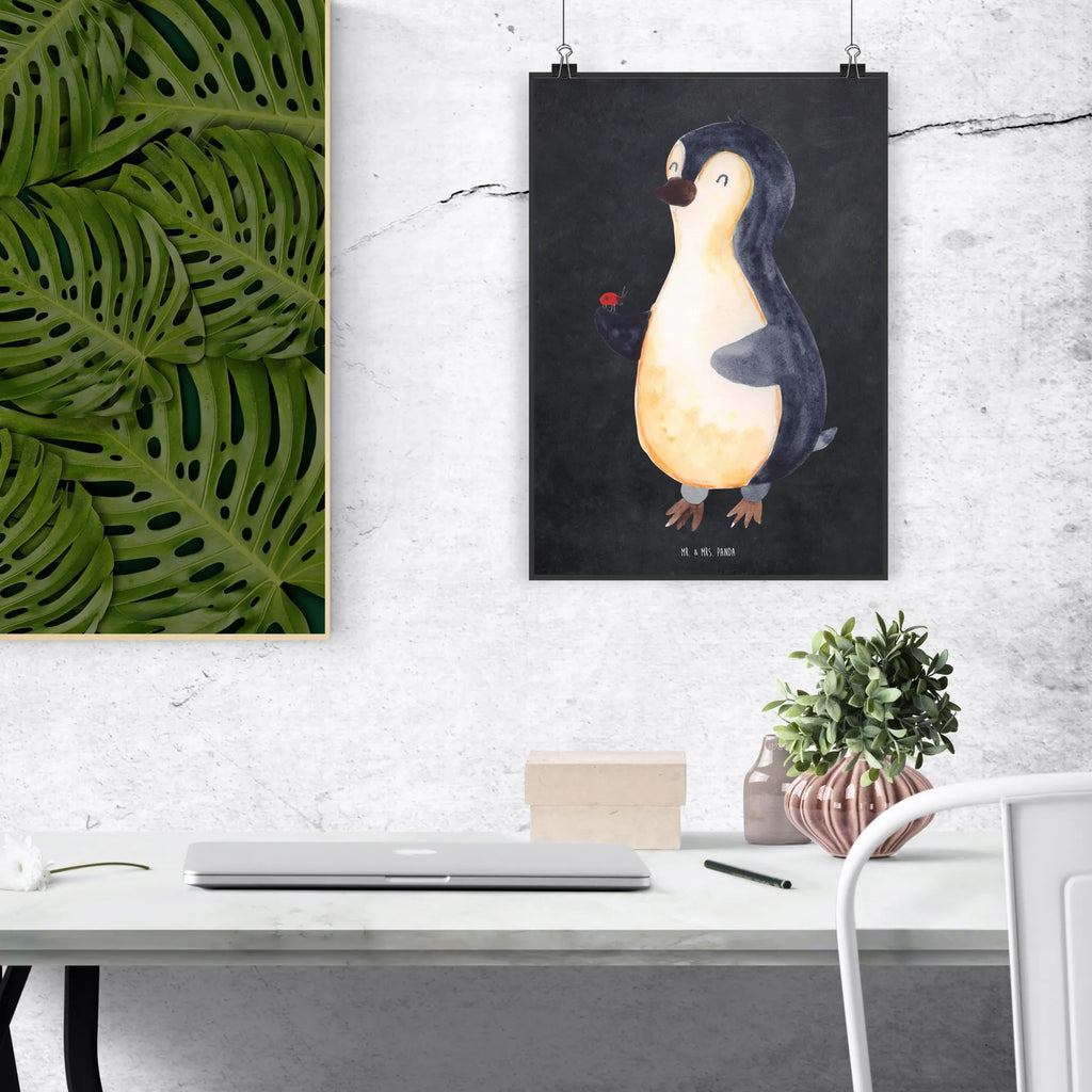 Poster Penguin ladybug Deko Bild, kunstdruck poster, Wandschmuck, Bild für Wand, Mr. & Mrs. Panda Poster, Bild, Kunstdruck, Wandposter, grafikposter, Plakat, Wandbild, wandkunst, wanddeko, kunst für die wand, Wanddekoration, Poster, kunstposter, Posterdruck, Designposter, drucke, Wanddeko Bild, wanddruck, Pinguin, Liebe, Glück, Marienkäfer, Pinguine, Lebensfreude, Wunder, Freude
