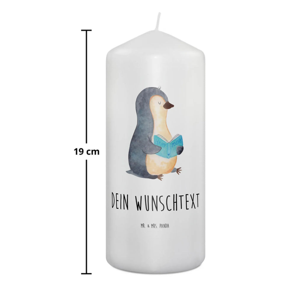 Personalised candle Penguin A book Kerzen-Set Mit Namensgravur, Osterkerze Mit Namen, Kommunionkerze Mit Namen, Kerze Mit Namen, Fair-Trade-Kerze Mit Namensgravur, Weihnachtskerze Mit Namensgravur, Kerze Mit Spruch Und Namen, Kerze Für Geburtstag Mit Wunschname, Streukerze Mit Namensdruck, Votivkerze Mit Wunschname, Stearinkerze Mit Gravur, Gedenkkerze Mit Namen, Metall-Kerze Mit Namensgravur, Gastgeschenk Kerze Mit Namen, Glas-Kerze Mit Wunschname, Kerze Für Hochzeit Mit Namensgravur, Stabkerze Mit Gravur, Bienenwachskerze Mit Wunschname, Teelicht Mit Namensdruck, Handgegossene Kerze Mit Namen, Personalisierte Kerze, Andachtskerze Mit Namensgravur, Bio-Kerze Mit Wunschname, Laternenkerze Mit Namensdruck, Tischkerze Mit Namensdruck, Firmungskerze Mit Wunschname, Taufekerze Mit Namensgravur, Stumpenkerze Mit Namensgravur, Grabkerze Mit Namensgravur, Blockkerze Mit Namensdruck, Schwimmkerze Mit Namen, Gartenkerze Mit Namen, Duftkerze Mit Namen, Sojawachskerze Mit Namensdruck, LED-Kerze Mit Wunschname, Outdoor-Kerze Mit Namensgravur, Tafelkerze Mit Wunschname, Kerze Mit Prägung Und Wunschname, Trauerkerze Mit Namen, Handgemachte Kerze Mit Wunschname, Holz-Kerze Mit Namen, Adventskerze Mit Wunschname, Pinguin, Bücherwurm, Lesen, Urlaub, Buch, Ferien, Pinguine, Faulenzen, Nichtstun, Freizeit