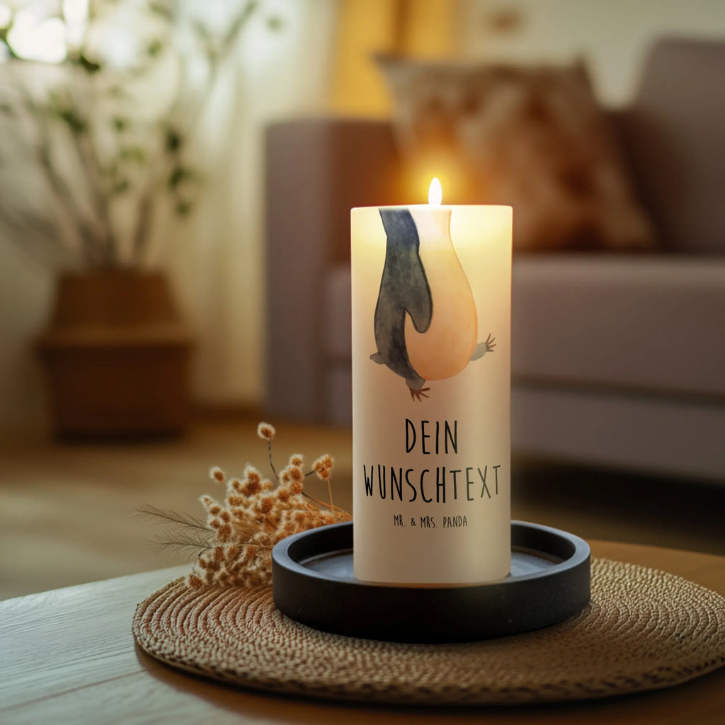 Personalisierte Kerze Pinguin marschierend Votivkerze Mit Wunschname, Tafelkerze Mit Wunschname, Fair-Trade-Kerze Mit Namensgravur, Metall-Kerze Mit Namensgravur, Duftkerze Mit Namen, Trauerkerze Mit Namen, LED-Kerze Mit Wunschname, Streukerze Mit Namensdruck, Gedenkkerze Mit Namen, Stearinkerze Mit Gravur, Gastgeschenk Kerze Mit Namen, Tischkerze Mit Namensdruck, Kerze Mit Namen, Andachtskerze Mit Namensgravur, Kerze Für Geburtstag Mit Wunschname, Outdoor-Kerze Mit Namensgravur, Adventskerze Mit Wunschname, Kerze Für Hochzeit Mit Namensgravur, Osterkerze Mit Namen, Handgemachte Kerze Mit Wunschname, Sojawachskerze Mit Namensdruck, Laternenkerze Mit Namensdruck, Glas-Kerze Mit Wunschname, Stumpenkerze Mit Namensgravur, Holz-Kerze Mit Namen, Teelicht Mit Namensdruck, Personalisierte Kerze, Schwimmkerze Mit Namen, Kerze Mit Spruch Und Namen, Bienenwachskerze Mit Wunschname, Gartenkerze Mit Namen, Kerze Mit Prägung Und Wunschname, Bio-Kerze Mit Wunschname, Kommunionkerze Mit Namen, Handgegossene Kerze Mit Namen, Grabkerze Mit Namensgravur, Blockkerze Mit Namensdruck, Weihnachtskerze Mit Namensgravur, Stabkerze Mit Gravur, Firmungskerze Mit Wunschname, Kerzen-Set Mit Namensgravur, Taufekerze Mit Namensgravur, Pinguin, Pinguine, Langschläfer, Bruder, Familie, Schwester, Frühaufsteher