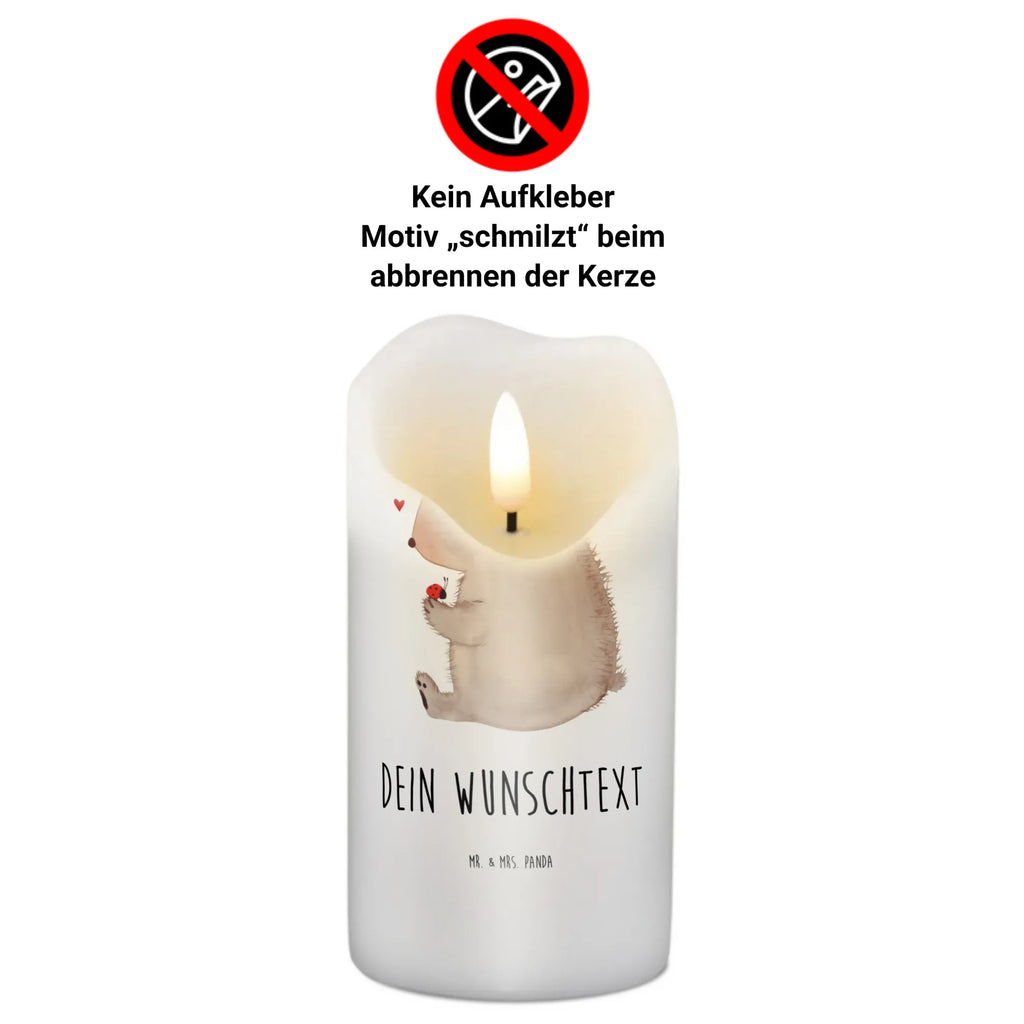 Personalisierte Kerze Bär mit Marienkäfer Stumpenkerze Mit Namensgravur, Kerze Für Geburtstag Mit Wunschname, Gedenkkerze Mit Namen, Kerze Für Hochzeit Mit Namensgravur, Kerze Mit Prägung Und Wunschname, Outdoor-Kerze Mit Namensgravur, Kerze Mit Spruch Und Namen, Bio-Kerze Mit Wunschname, Taufekerze Mit Namensgravur, Gastgeschenk Kerze Mit Namen, Weihnachtskerze Mit Namensgravur, Metall-Kerze Mit Namensgravur, Handgemachte Kerze Mit Wunschname, Tafelkerze Mit Wunschname, Kerze Mit Namen, Tischkerze Mit Namensdruck, Laternenkerze Mit Namensdruck, Fair-Trade-Kerze Mit Namensgravur, Personalisierte Kerze, Teelicht Mit Namensdruck, Bienenwachskerze Mit Wunschname, Stearinkerze Mit Gravur, Schwimmkerze Mit Namen, Handgegossene Kerze Mit Namen, Firmungskerze Mit Wunschname, Stabkerze Mit Gravur, LED-Kerze Mit Wunschname, Gartenkerze Mit Namen, Trauerkerze Mit Namen, Streukerze Mit Namensdruck, Grabkerze Mit Namensgravur, Osterkerze Mit Namen, Votivkerze Mit Wunschname, Sojawachskerze Mit Namensdruck, Andachtskerze Mit Namensgravur, Blockkerze Mit Namensdruck, Adventskerze Mit Wunschname, Glas-Kerze Mit Wunschname, Kerzen-Set Mit Namensgravur, Holz-Kerze Mit Namen, Duftkerze Mit Namen, Kommunionkerze Mit Namen, Bär, Teddy, Teddybär, Motivation, Marienkäfer, Freiheit, Liebe, Das Leben ist schön