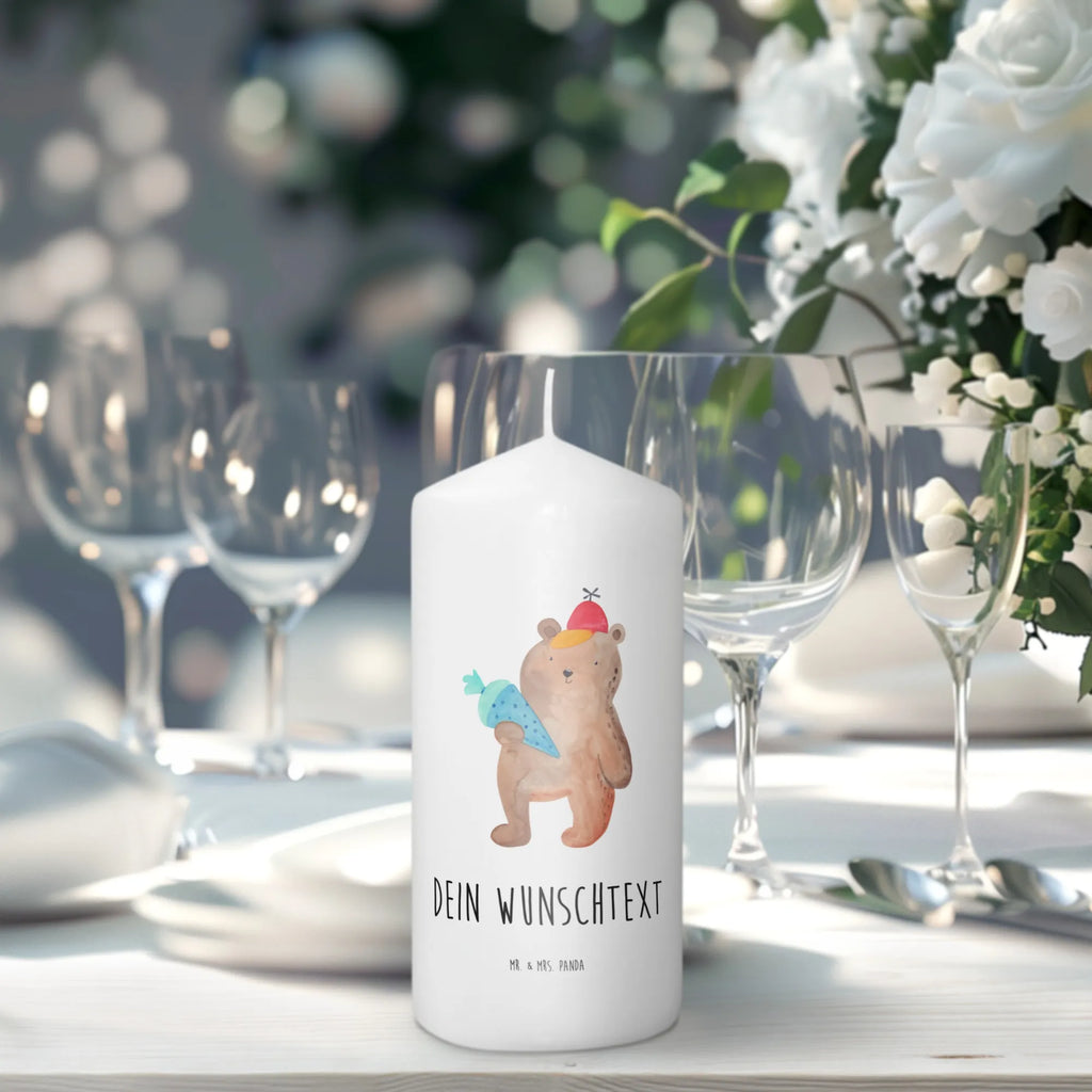 Personalisierte Kerze Bär mit Schultüte Adventskerze Mit Wunschname, Trauerkerze Mit Namen, Tischkerze Mit Namensdruck, Kommunionkerze Mit Namen, Laternenkerze Mit Namensdruck, Gartenkerze Mit Namen, Blockkerze Mit Namensdruck, Kerzen-Set Mit Namensgravur, Handgemachte Kerze Mit Wunschname, Votivkerze Mit Wunschname, Andachtskerze Mit Namensgravur, Kerze Mit Prägung Und Wunschname, Kerze Mit Namen, Weihnachtskerze Mit Namensgravur, Kerze Mit Spruch Und Namen, Outdoor-Kerze Mit Namensgravur, Streukerze Mit Namensdruck, Firmungskerze Mit Wunschname, Duftkerze Mit Namen, Personalisierte Kerze, Gedenkkerze Mit Namen, Teelicht Mit Namensdruck, Kerze Für Hochzeit Mit Namensgravur, Metall-Kerze Mit Namensgravur, Stearinkerze Mit Gravur, Kerze Für Geburtstag Mit Wunschname, Glas-Kerze Mit Wunschname, Sojawachskerze Mit Namensdruck, Taufekerze Mit Namensgravur, Bio-Kerze Mit Wunschname, Stabkerze Mit Gravur, Bienenwachskerze Mit Wunschname, Holz-Kerze Mit Namen, Tafelkerze Mit Wunschname, Osterkerze Mit Namen, Gastgeschenk Kerze Mit Namen, LED-Kerze Mit Wunschname, Handgegossene Kerze Mit Namen, Fair-Trade-Kerze Mit Namensgravur, Grabkerze Mit Namensgravur, Schwimmkerze Mit Namen, Stumpenkerze Mit Namensgravur, Teddy, Bär, Teddybär, Bär Motiv, Grundschule, Schulbeginn, Schultüte, Einschulung Geschenk, Schulanfang, Schule Geschenk, Erster Schultag Geschenk