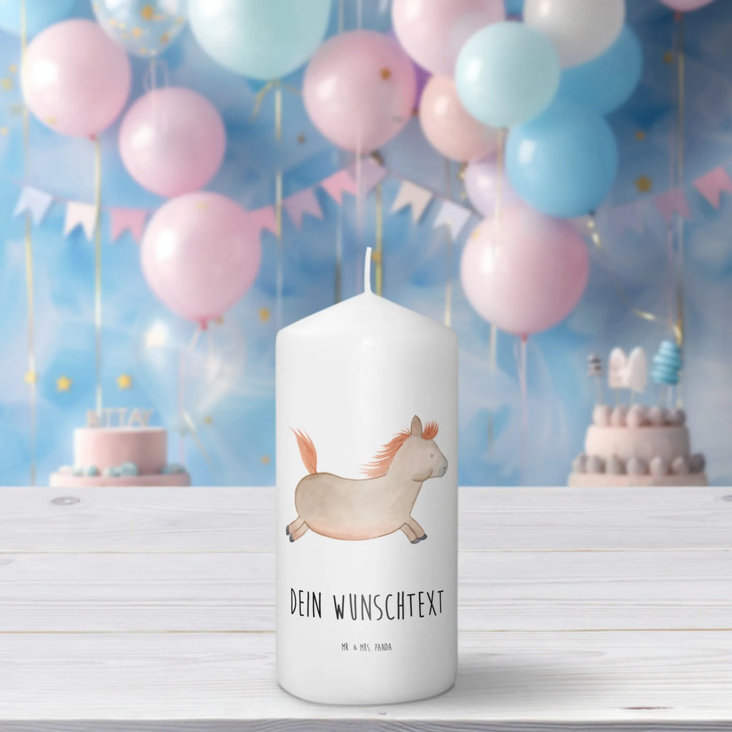 Personalised candle Horse Jump Stearinkerze Mit Gravur, Firmungskerze Mit Wunschname, Taufekerze Mit Namensgravur, Stumpenkerze Mit Namensgravur, Duftkerze Mit Namen, Grabkerze Mit Namensgravur, Blockkerze Mit Namensdruck, Fair-Trade-Kerze Mit Namensgravur, Weihnachtskerze Mit Namensgravur, Kerze Mit Prägung Und Wunschname, Tafelkerze Mit Wunschname, Osterkerze Mit Namen, Tischkerze Mit Namensdruck, Gedenkkerze Mit Namen, Kerze Für Hochzeit Mit Namensgravur, Outdoor-Kerze Mit Namensgravur, Kerzen-Set Mit Namensgravur, Gastgeschenk Kerze Mit Namen, Andachtskerze Mit Namensgravur, Stabkerze Mit Gravur, Kommunionkerze Mit Namen, Adventskerze Mit Wunschname, Handgegossene Kerze Mit Namen, Teelicht Mit Namensdruck, Handgemachte Kerze Mit Wunschname, Bio-Kerze Mit Wunschname, Bienenwachskerze Mit Wunschname, Votivkerze Mit Wunschname, Kerze Mit Namen, Sojawachskerze Mit Namensdruck, Trauerkerze Mit Namen, LED-Kerze Mit Wunschname, Laternenkerze Mit Namensdruck, Kerze Für Geburtstag Mit Wunschname, Gartenkerze Mit Namen, Holz-Kerze Mit Namen, Kerze Mit Spruch Und Namen, Schwimmkerze Mit Namen, Streukerze Mit Namensdruck, Personalisierte Kerze, Glas-Kerze Mit Wunschname, Metall-Kerze Mit Namensgravur, Bauernhof, Hoftiere, Landwirt, Landwirtin, Pferdebesitzer, Pony, Stall, Ausreiten, Reiten, Pferdestall, Pferde, Pferd