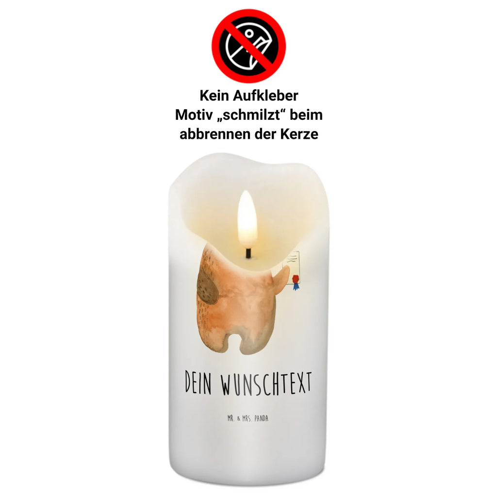 Personalisierte Kerze Prüfungsbär Votivkerze Mit Wunschname, Duftkerze Mit Namen, Adventskerze Mit Wunschname, Kerze Für Geburtstag Mit Wunschname, Kerze Mit Prägung Und Wunschname, Osterkerze Mit Namen, Taufekerze Mit Namensgravur, Tafelkerze Mit Wunschname, Outdoor-Kerze Mit Namensgravur, Blockkerze Mit Namensdruck, Glas-Kerze Mit Wunschname, Gedenkkerze Mit Namen, Kerze Mit Spruch Und Namen, Firmungskerze Mit Wunschname, Tischkerze Mit Namensdruck, Bio-Kerze Mit Wunschname, Stabkerze Mit Gravur, Handgemachte Kerze Mit Wunschname, Trauerkerze Mit Namen, Personalisierte Kerze, Sojawachskerze Mit Namensdruck, Handgegossene Kerze Mit Namen, Stumpenkerze Mit Namensgravur, Streukerze Mit Namensdruck, Kerze Für Hochzeit Mit Namensgravur, Laternenkerze Mit Namensdruck, Fair-Trade-Kerze Mit Namensgravur, Gartenkerze Mit Namen, Gastgeschenk Kerze Mit Namen, Holz-Kerze Mit Namen, Bienenwachskerze Mit Wunschname, Kerzen-Set Mit Namensgravur, Schwimmkerze Mit Namen, Metall-Kerze Mit Namensgravur, Weihnachtskerze Mit Namensgravur, Andachtskerze Mit Namensgravur, Grabkerze Mit Namensgravur, Teelicht Mit Namensdruck, LED-Kerze Mit Wunschname, Kerze Mit Namen, Stearinkerze Mit Gravur, Kommunionkerze Mit Namen, Teddy, Bär, Teddybär, Abschluss, Abitur, Prüfung Bestanden, Abschlusszeugnis, Prüfungen, Zeugnis