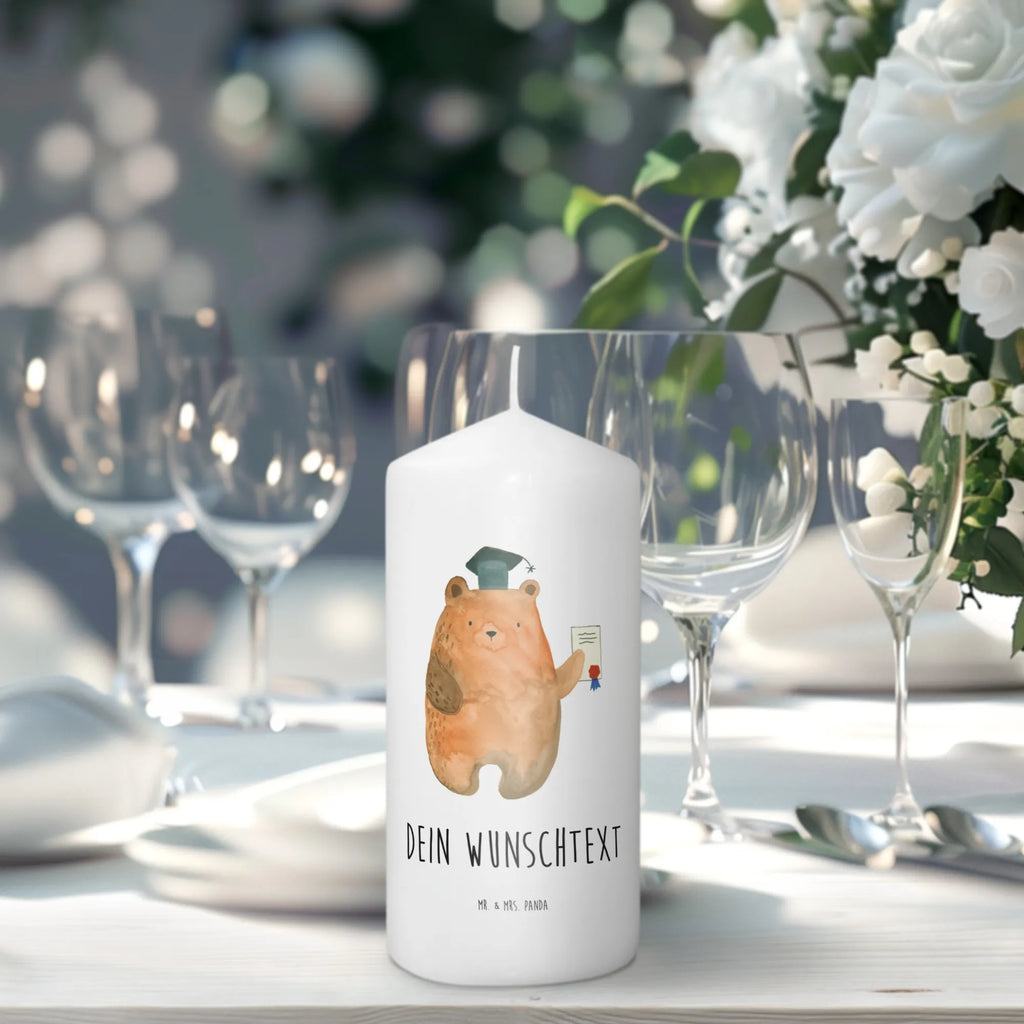 Personalisierte Kerze Prüfungsbär Votivkerze Mit Wunschname, Duftkerze Mit Namen, Adventskerze Mit Wunschname, Kerze Für Geburtstag Mit Wunschname, Kerze Mit Prägung Und Wunschname, Osterkerze Mit Namen, Taufekerze Mit Namensgravur, Tafelkerze Mit Wunschname, Outdoor-Kerze Mit Namensgravur, Blockkerze Mit Namensdruck, Glas-Kerze Mit Wunschname, Gedenkkerze Mit Namen, Kerze Mit Spruch Und Namen, Firmungskerze Mit Wunschname, Tischkerze Mit Namensdruck, Bio-Kerze Mit Wunschname, Stabkerze Mit Gravur, Handgemachte Kerze Mit Wunschname, Trauerkerze Mit Namen, Personalisierte Kerze, Sojawachskerze Mit Namensdruck, Handgegossene Kerze Mit Namen, Stumpenkerze Mit Namensgravur, Streukerze Mit Namensdruck, Kerze Für Hochzeit Mit Namensgravur, Laternenkerze Mit Namensdruck, Fair-Trade-Kerze Mit Namensgravur, Gartenkerze Mit Namen, Gastgeschenk Kerze Mit Namen, Holz-Kerze Mit Namen, Bienenwachskerze Mit Wunschname, Kerzen-Set Mit Namensgravur, Schwimmkerze Mit Namen, Metall-Kerze Mit Namensgravur, Weihnachtskerze Mit Namensgravur, Andachtskerze Mit Namensgravur, Grabkerze Mit Namensgravur, Teelicht Mit Namensdruck, LED-Kerze Mit Wunschname, Kerze Mit Namen, Stearinkerze Mit Gravur, Kommunionkerze Mit Namen, Teddy, Bär, Teddybär, Abschluss, Abitur, Prüfung Bestanden, Abschlusszeugnis, Prüfungen, Zeugnis