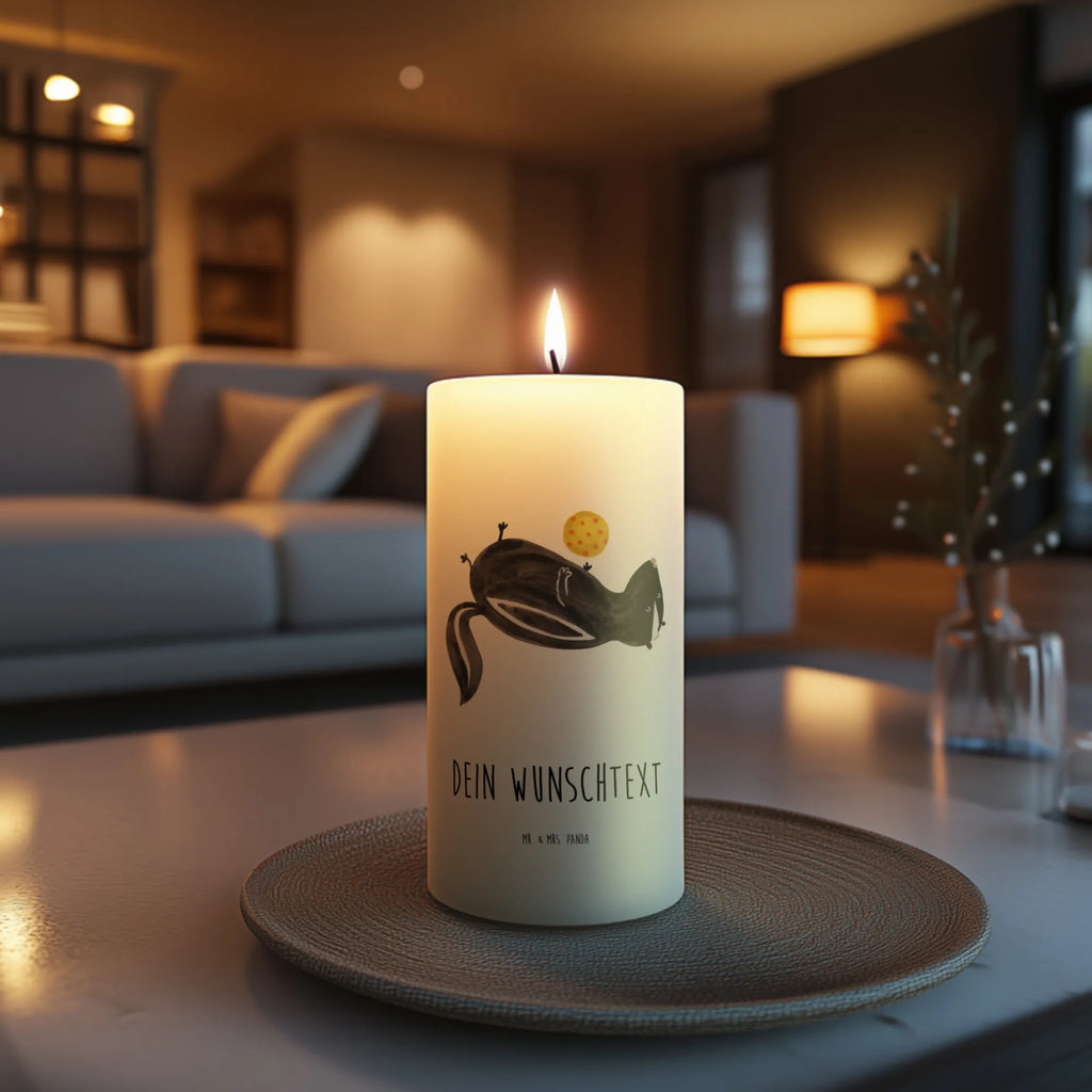 Personalised candle skunk ball Bienenwachskerze Mit Wunschname, Kerze Mit Spruch Und Namen, Bio-Kerze Mit Wunschname, Kommunionkerze Mit Namen, Kerze Für Hochzeit Mit Namensgravur, Taufekerze Mit Namensgravur, Duftkerze Mit Namen, Personalisierte Kerze, Trauerkerze Mit Namen, Kerzen-Set Mit Namensgravur, Firmungskerze Mit Wunschname, Grabkerze Mit Namensgravur, Gastgeschenk Kerze Mit Namen, Blockkerze Mit Namensdruck, Andachtskerze Mit Namensgravur, Kerze Mit Namen, Streukerze Mit Namensdruck, Laternenkerze Mit Namensdruck, Votivkerze Mit Wunschname, Glas-Kerze Mit Wunschname, Stearinkerze Mit Gravur, Stumpenkerze Mit Namensgravur, Holz-Kerze Mit Namen, Gartenkerze Mit Namen, Kerze Für Geburtstag Mit Wunschname, Osterkerze Mit Namen, Fair-Trade-Kerze Mit Namensgravur, Tafelkerze Mit Wunschname, Handgemachte Kerze Mit Wunschname, Adventskerze Mit Wunschname, Schwimmkerze Mit Namen, Stabkerze Mit Gravur, Outdoor-Kerze Mit Namensgravur, Metall-Kerze Mit Namensgravur, Weihnachtskerze Mit Namensgravur, Sojawachskerze Mit Namensdruck, Gedenkkerze Mit Namen, Teelicht Mit Namensdruck, Handgegossene Kerze Mit Namen, LED-Kerze Mit Wunschname, Tischkerze Mit Namensdruck, Kerze Mit Prägung Und Wunschname, Stinktier, Skunk, Stinker, Weisheit, Stinki, Raubtier, Verspielt, Wildtier