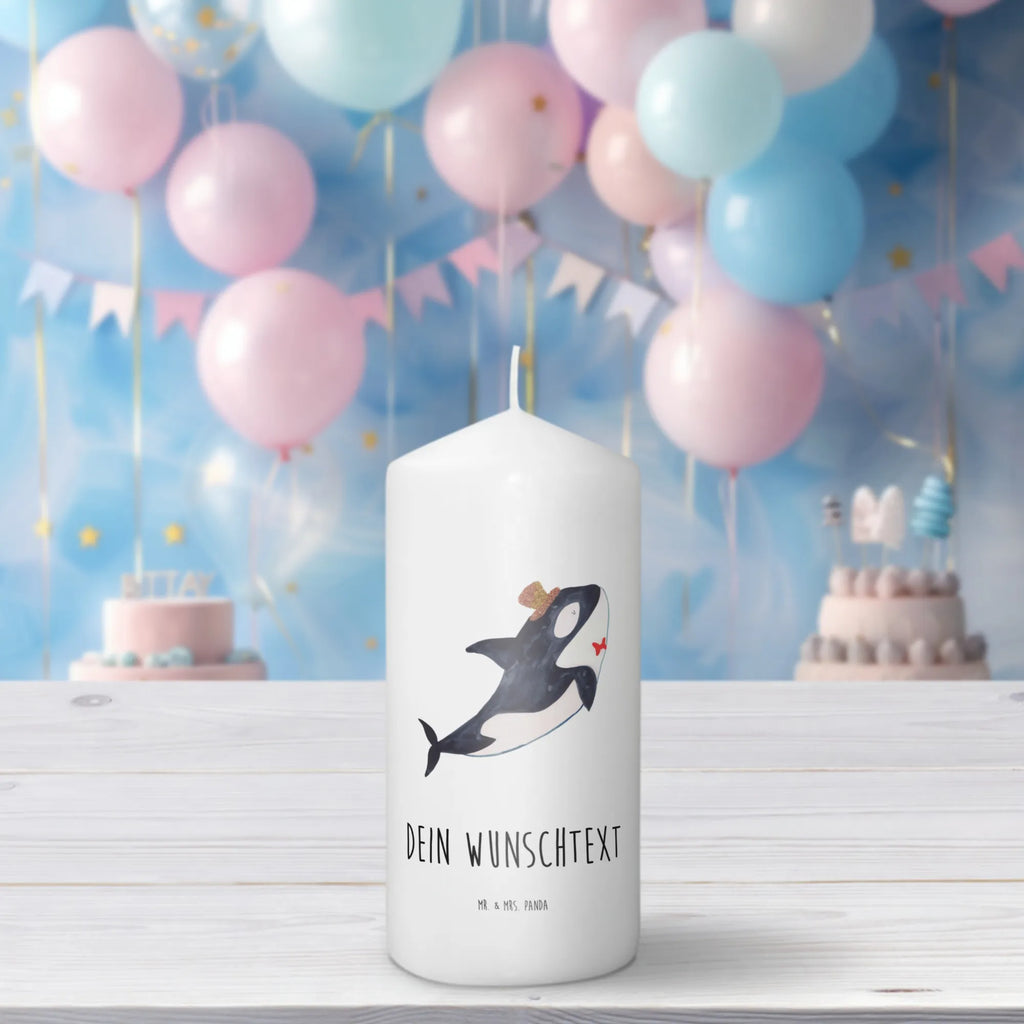 Personalisierte Kerze Orca Zylinder Streukerze Mit Namensdruck, Kerzen-Set Mit Namensgravur, Handgegossene Kerze Mit Namen, Adventskerze Mit Wunschname, Kerze Mit Namen, Holz-Kerze Mit Namen, Gartenkerze Mit Namen, Osterkerze Mit Namen, Trauerkerze Mit Namen, Votivkerze Mit Wunschname, Gastgeschenk Kerze Mit Namen, Taufekerze Mit Namensgravur, Kerze Für Hochzeit Mit Namensgravur, Schwimmkerze Mit Namen, Andachtskerze Mit Namensgravur, Glas-Kerze Mit Wunschname, Kerze Für Geburtstag Mit Wunschname, Fair-Trade-Kerze Mit Namensgravur, Stumpenkerze Mit Namensgravur, LED-Kerze Mit Wunschname, Outdoor-Kerze Mit Namensgravur, Bienenwachskerze Mit Wunschname, Kommunionkerze Mit Namen, Stabkerze Mit Gravur, Stearinkerze Mit Gravur, Kerze Mit Spruch Und Namen, Teelicht Mit Namensdruck, Sojawachskerze Mit Namensdruck, Kerze Mit Prägung Und Wunschname, Firmungskerze Mit Wunschname, Gedenkkerze Mit Namen, Tischkerze Mit Namensdruck, Grabkerze Mit Namensgravur, Personalisierte Kerze, Blockkerze Mit Namensdruck, Duftkerze Mit Namen, Handgemachte Kerze Mit Wunschname, Tafelkerze Mit Wunschname, Metall-Kerze Mit Namensgravur, Bio-Kerze Mit Wunschname, Weihnachtskerze Mit Namensgravur, Laternenkerze Mit Namensdruck, Meerestiere, Meer, Urlaub, Fest, Konfetti, Orca, Feier, Glitter, Glückwunsch, Geburtstag, Fete, Glitzer, Narwal