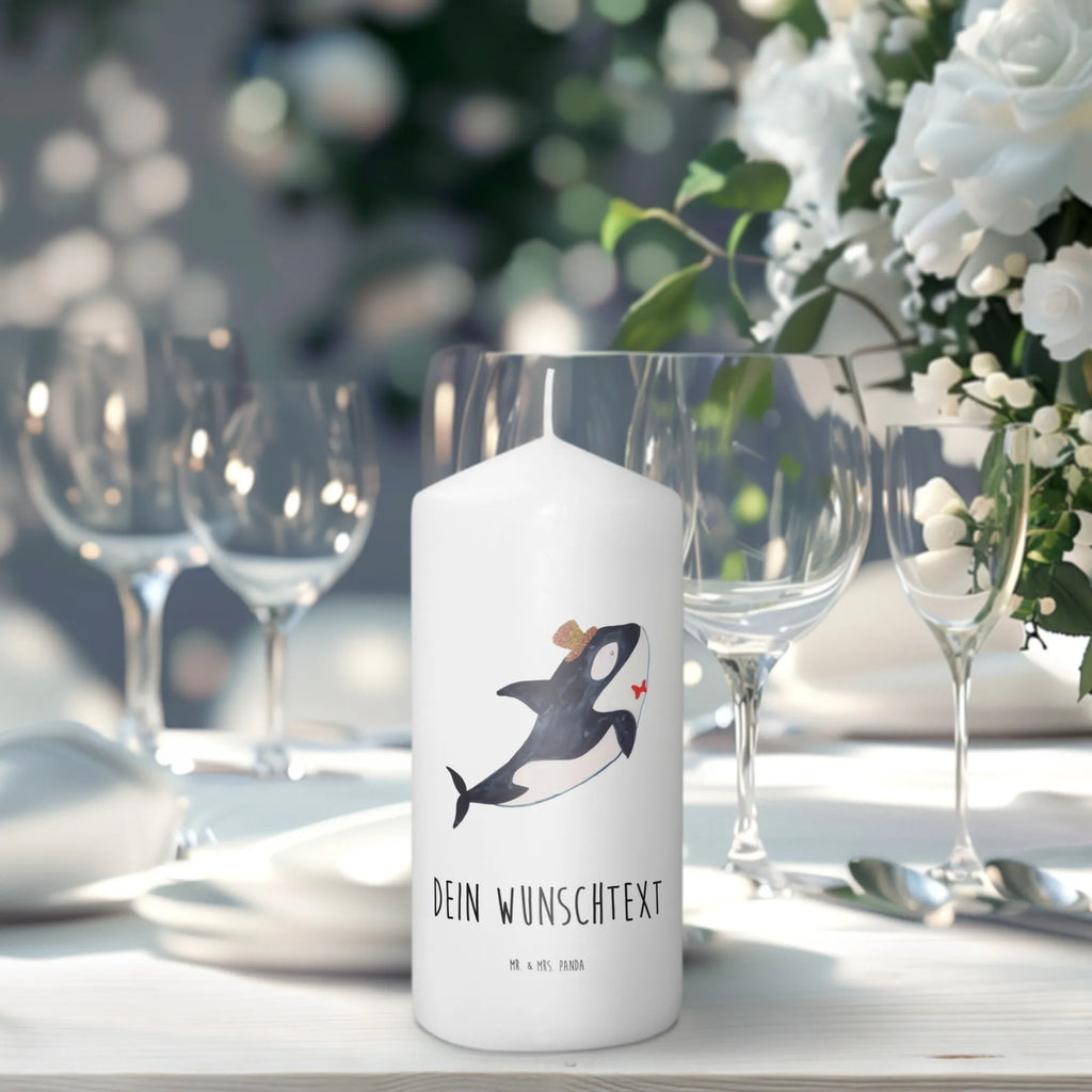 Personalisierte Kerze Orca Zylinder Streukerze Mit Namensdruck, Kerzen-Set Mit Namensgravur, Handgegossene Kerze Mit Namen, Adventskerze Mit Wunschname, Kerze Mit Namen, Holz-Kerze Mit Namen, Gartenkerze Mit Namen, Osterkerze Mit Namen, Trauerkerze Mit Namen, Votivkerze Mit Wunschname, Gastgeschenk Kerze Mit Namen, Taufekerze Mit Namensgravur, Kerze Für Hochzeit Mit Namensgravur, Schwimmkerze Mit Namen, Andachtskerze Mit Namensgravur, Glas-Kerze Mit Wunschname, Kerze Für Geburtstag Mit Wunschname, Fair-Trade-Kerze Mit Namensgravur, Stumpenkerze Mit Namensgravur, LED-Kerze Mit Wunschname, Outdoor-Kerze Mit Namensgravur, Bienenwachskerze Mit Wunschname, Kommunionkerze Mit Namen, Stabkerze Mit Gravur, Stearinkerze Mit Gravur, Kerze Mit Spruch Und Namen, Teelicht Mit Namensdruck, Sojawachskerze Mit Namensdruck, Kerze Mit Prägung Und Wunschname, Firmungskerze Mit Wunschname, Gedenkkerze Mit Namen, Tischkerze Mit Namensdruck, Grabkerze Mit Namensgravur, Personalisierte Kerze, Blockkerze Mit Namensdruck, Duftkerze Mit Namen, Handgemachte Kerze Mit Wunschname, Tafelkerze Mit Wunschname, Metall-Kerze Mit Namensgravur, Bio-Kerze Mit Wunschname, Weihnachtskerze Mit Namensgravur, Laternenkerze Mit Namensdruck, Meerestiere, Meer, Urlaub, Fest, Konfetti, Orca, Feier, Glitter, Glückwunsch, Geburtstag, Fete, Glitzer, Narwal