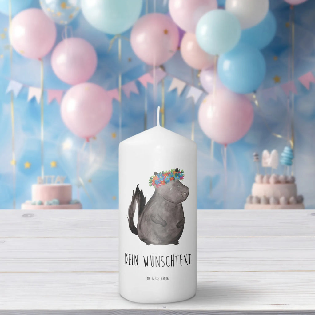 Personalisierte Kerze Stinktier Blumenmaedchen Trauerkerze Mit Namen, Bienenwachskerze Mit Wunschname, Tafelkerze Mit Wunschname, Stabkerze Mit Gravur, Kerze Für Geburtstag Mit Wunschname, Gartenkerze Mit Namen, Bio-Kerze Mit Wunschname, Gastgeschenk Kerze Mit Namen, Gedenkkerze Mit Namen, Tischkerze Mit Namensdruck, Streukerze Mit Namensdruck, Weihnachtskerze Mit Namensgravur, Andachtskerze Mit Namensgravur, Osterkerze Mit Namen, Laternenkerze Mit Namensdruck, Firmungskerze Mit Wunschname, Sojawachskerze Mit Namensdruck, Stearinkerze Mit Gravur, Kerze Für Hochzeit Mit Namensgravur, Grabkerze Mit Namensgravur, Kerze Mit Prägung Und Wunschname, Metall-Kerze Mit Namensgravur, Kommunionkerze Mit Namen, Handgemachte Kerze Mit Wunschname, LED-Kerze Mit Wunschname, Duftkerze Mit Namen, Kerze Mit Spruch Und Namen, Taufekerze Mit Namensgravur, Adventskerze Mit Wunschname, Glas-Kerze Mit Wunschname, Teelicht Mit Namensdruck, Stumpenkerze Mit Namensgravur, Schwimmkerze Mit Namen, Personalisierte Kerze, Votivkerze Mit Wunschname, Fair-Trade-Kerze Mit Namensgravur, Holz-Kerze Mit Namen, Outdoor-Kerze Mit Namensgravur, Blockkerze Mit Namensdruck, Handgegossene Kerze Mit Namen, Kerze Mit Namen, Kerzen-Set Mit Namensgravur, Stinktier, Skunk, Wildtier, Stinker, Yoga, Raubtier, Namaste, Stinki