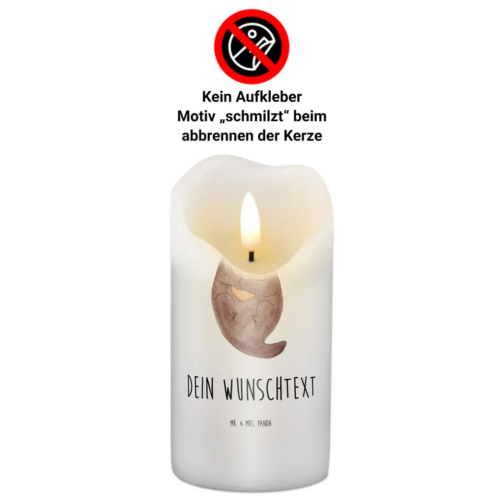 Personalisierte Kerze Otter mit Muschelmedaillon Fair-Trade-Kerze Mit Namensgravur, Bienenwachskerze Mit Wunschname, Tischkerze Mit Namensdruck, Schwimmkerze Mit Namen, Blockkerze Mit Namensdruck, Gastgeschenk Kerze Mit Namen, Laternenkerze Mit Namensdruck, Kerze Mit Namen, Kerze Für Geburtstag Mit Wunschname, Kerze Für Hochzeit Mit Namensgravur, Osterkerze Mit Namen, Votivkerze Mit Wunschname, Adventskerze Mit Wunschname, Stabkerze Mit Gravur, Andachtskerze Mit Namensgravur, Duftkerze Mit Namen, Grabkerze Mit Namensgravur, Kerze Mit Spruch Und Namen, Kerzen-Set Mit Namensgravur, Sojawachskerze Mit Namensdruck, LED-Kerze Mit Wunschname, Stumpenkerze Mit Namensgravur, Gedenkkerze Mit Namen, Streukerze Mit Namensdruck, Metall-Kerze Mit Namensgravur, Personalisierte Kerze, Teelicht Mit Namensdruck, Weihnachtskerze Mit Namensgravur, Trauerkerze Mit Namen, Holz-Kerze Mit Namen, Firmungskerze Mit Wunschname, Stearinkerze Mit Gravur, Taufekerze Mit Namensgravur, Bio-Kerze Mit Wunschname, Handgemachte Kerze Mit Wunschname, Kommunionkerze Mit Namen, Tafelkerze Mit Wunschname, Gartenkerze Mit Namen, Glas-Kerze Mit Wunschname, Handgegossene Kerze Mit Namen, Kerze Mit Prägung Und Wunschname, Outdoor-Kerze Mit Namensgravur, Otter, Fischotter, Seeotter, Tagträumen, Grübeln, Otterliebe, Büro, Motivation, Träumen