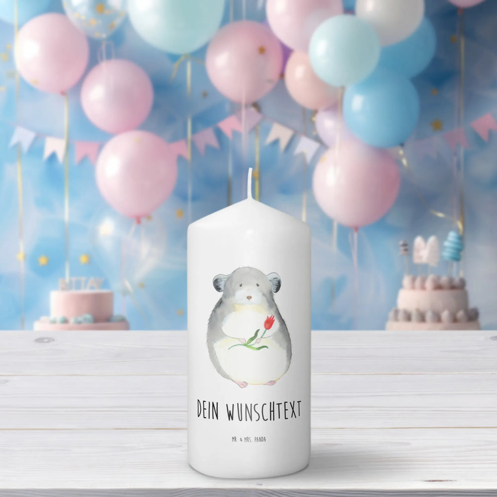 Personalisierte Kerze Chinchilla mit Blume Taufekerze Mit Namensgravur, Schwimmkerze Mit Namen, Stearinkerze Mit Gravur, Kerze Mit Spruch Und Namen, Sojawachskerze Mit Namensdruck, Andachtskerze Mit Namensgravur, Tischkerze Mit Namensdruck, Blockkerze Mit Namensdruck, Outdoor-Kerze Mit Namensgravur, Handgemachte Kerze Mit Wunschname, Adventskerze Mit Wunschname, Kerzen-Set Mit Namensgravur, Kommunionkerze Mit Namen, Teelicht Mit Namensdruck, Kerze Mit Prägung Und Wunschname, Stumpenkerze Mit Namensgravur, Bienenwachskerze Mit Wunschname, Kerze Mit Namen, Votivkerze Mit Wunschname, Gartenkerze Mit Namen, Gedenkkerze Mit Namen, LED-Kerze Mit Wunschname, Glas-Kerze Mit Wunschname, Kerze Für Geburtstag Mit Wunschname, Duftkerze Mit Namen, Fair-Trade-Kerze Mit Namensgravur, Kerze Für Hochzeit Mit Namensgravur, Personalisierte Kerze, Gastgeschenk Kerze Mit Namen, Weihnachtskerze Mit Namensgravur, Tafelkerze Mit Wunschname, Holz-Kerze Mit Namen, Osterkerze Mit Namen, Stabkerze Mit Gravur, Trauerkerze Mit Namen, Streukerze Mit Namensdruck, Bio-Kerze Mit Wunschname, Laternenkerze Mit Namensdruck, Grabkerze Mit Namensgravur, Firmungskerze Mit Wunschname, Metall-Kerze Mit Namensgravur, Handgegossene Kerze Mit Namen, Lustige Sprüche, Tiere, Tiermotive, Gute Laune, Büroalltag, traurig sein, Chaos, Depressionen, Chinchillas, Chinchilla, Glücklichsein, Büro, Liebeskummer, Kummer